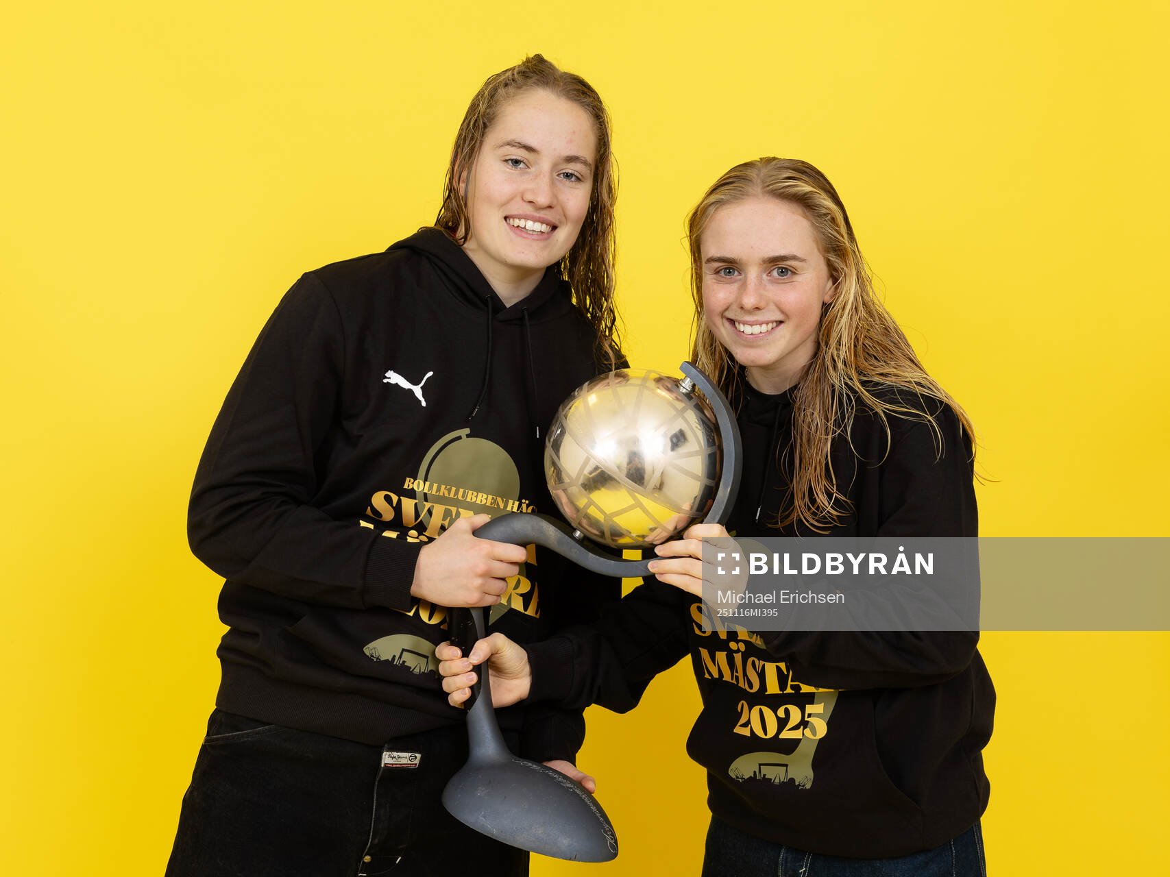 Häckens målvakt Fanney Birkisdottir och Pernille Sanvig