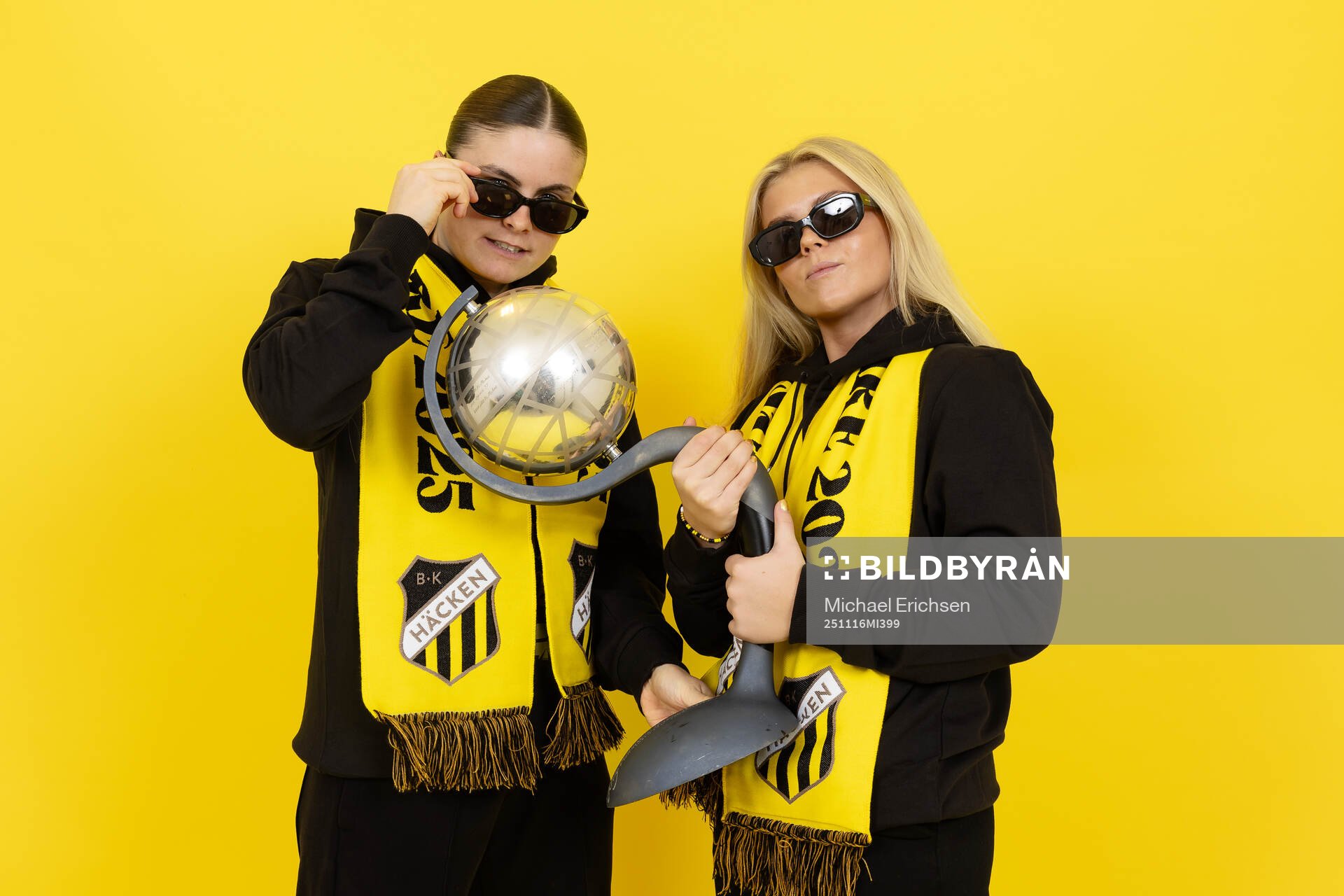 Häckens Hanna Wijk och Matilda Nildén poserar  med