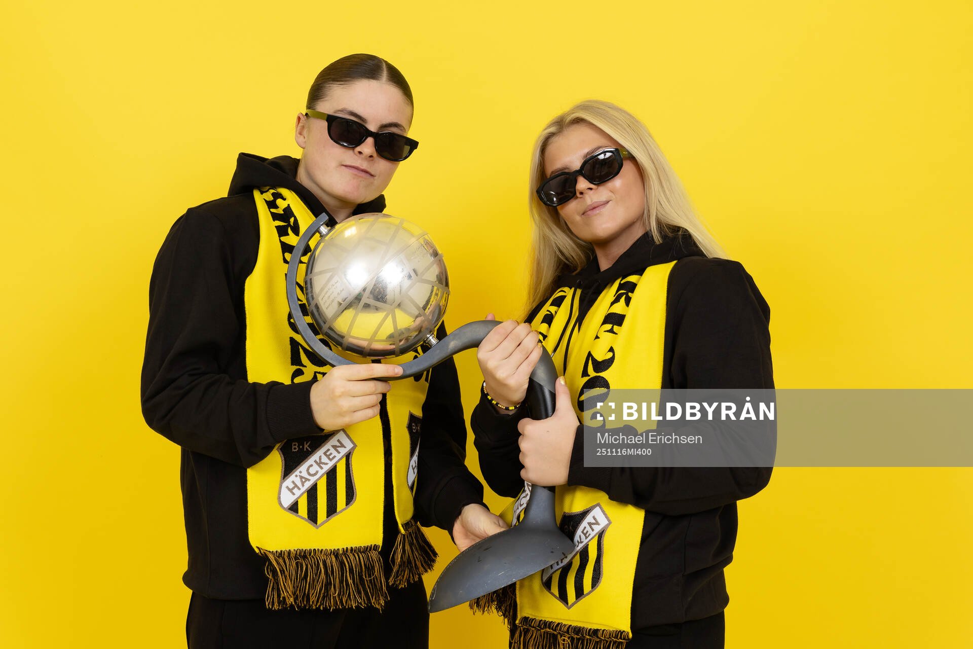 Häckens Hanna Wijk och Matilda Nildén poserar  med