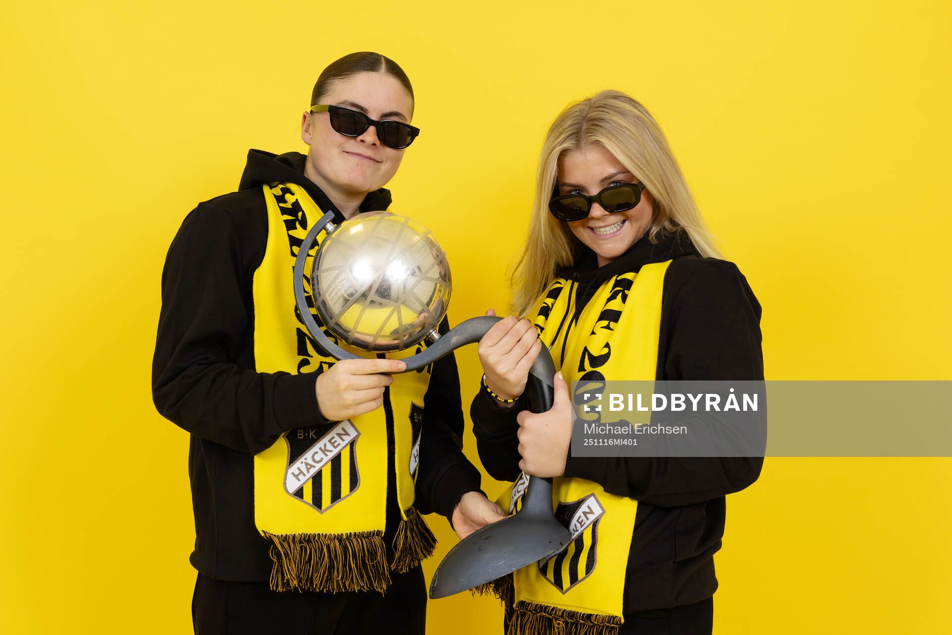 Häckens Hanna Wijk och Matilda Nildén poserar  med