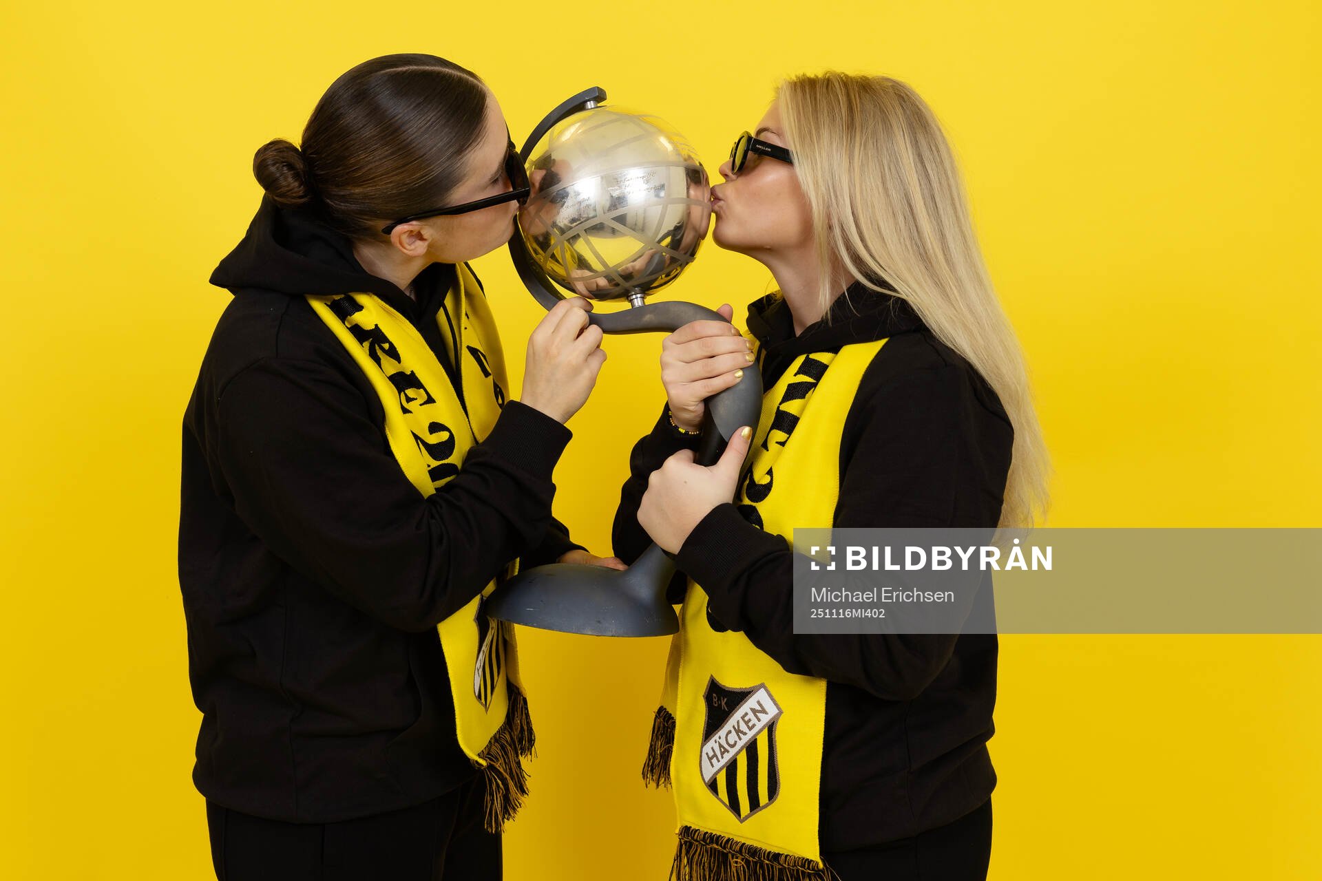 Häckens Hanna Wijk och Matilda Nildén poserar  med