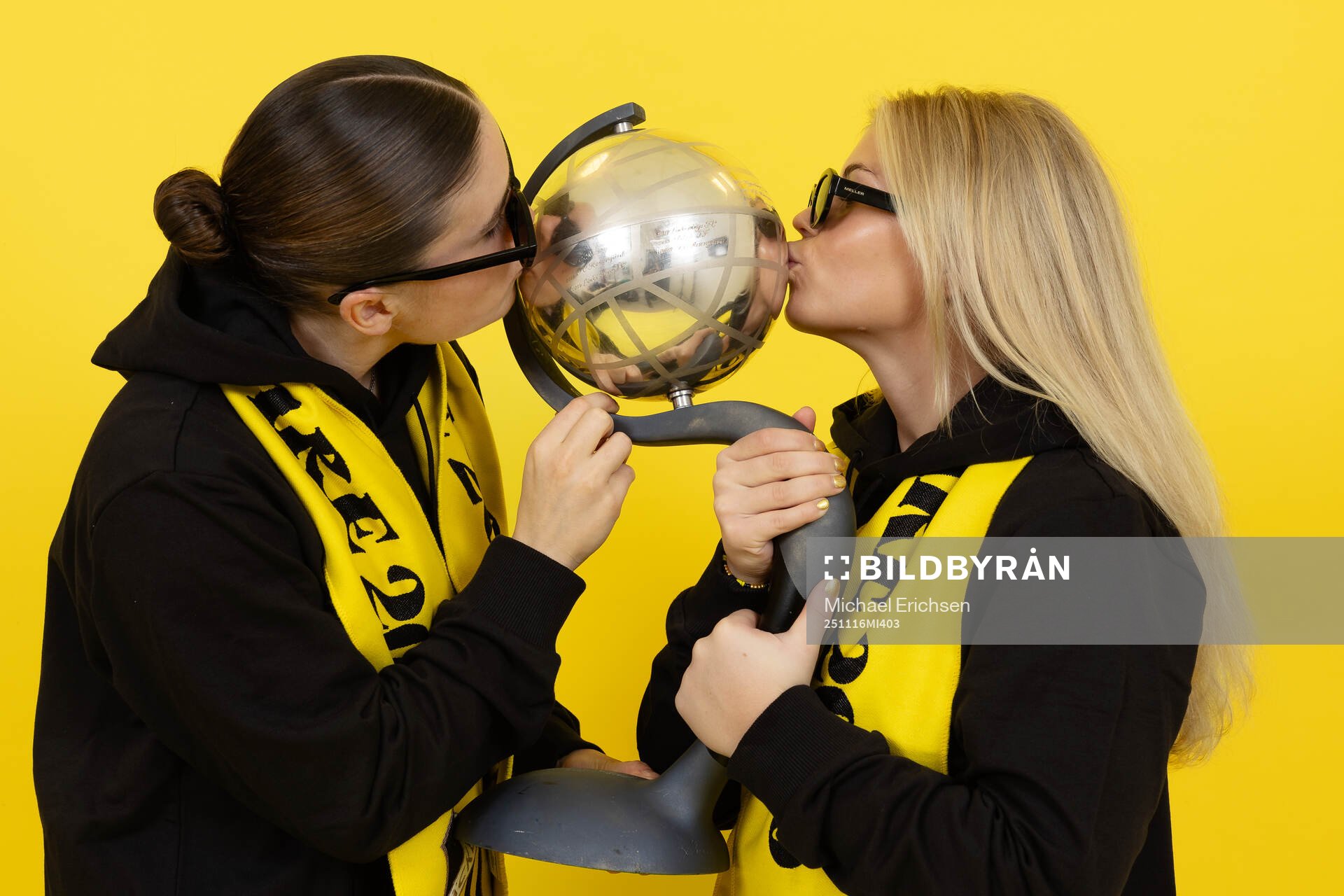 Häckens Hanna Wijk och Matilda Nildén poserar  med
