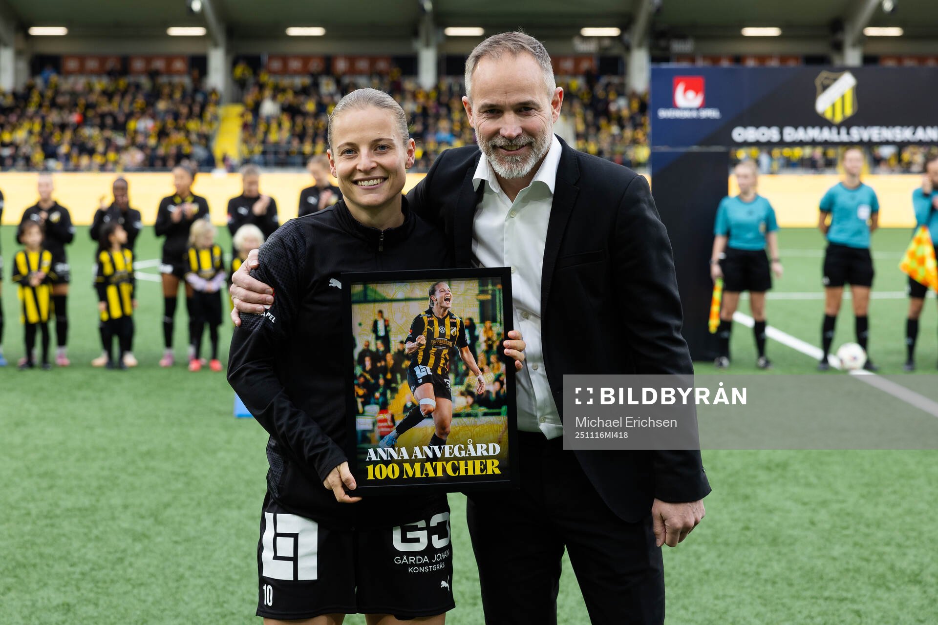Häckens Anna Anvegård uppvaktas av sportchef Christian