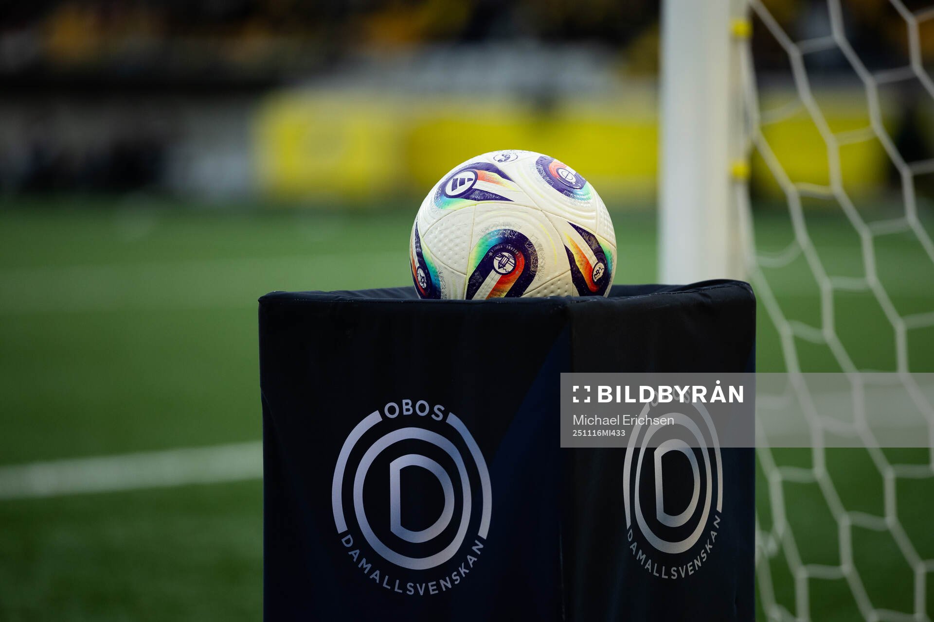 En matchboll på ett podie