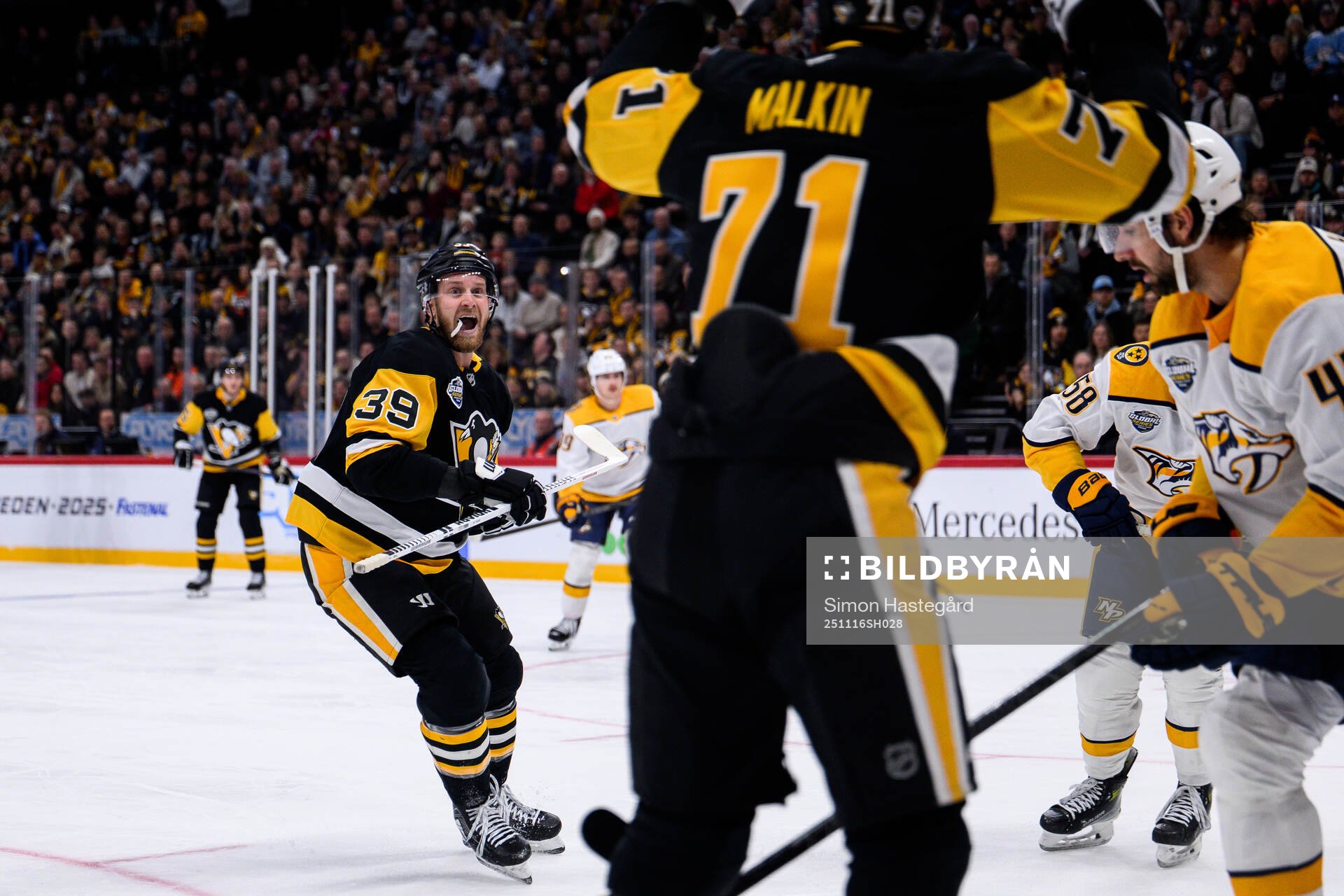 Anthony Mantha of Pittsburgh Penguins celebrates the 0-2