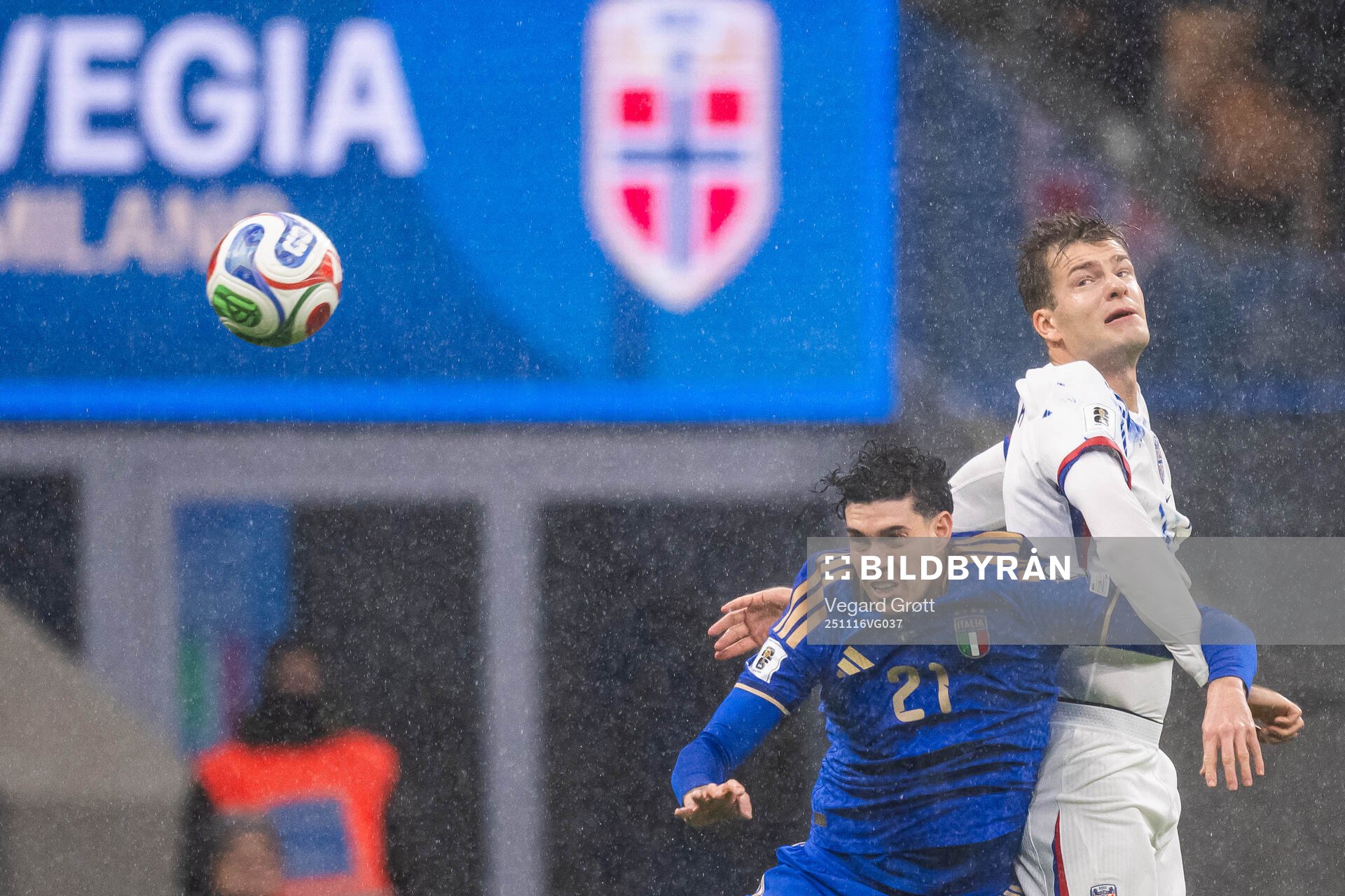 Alessandro Bastoni of Italy and Alexander Sørloth of Norway