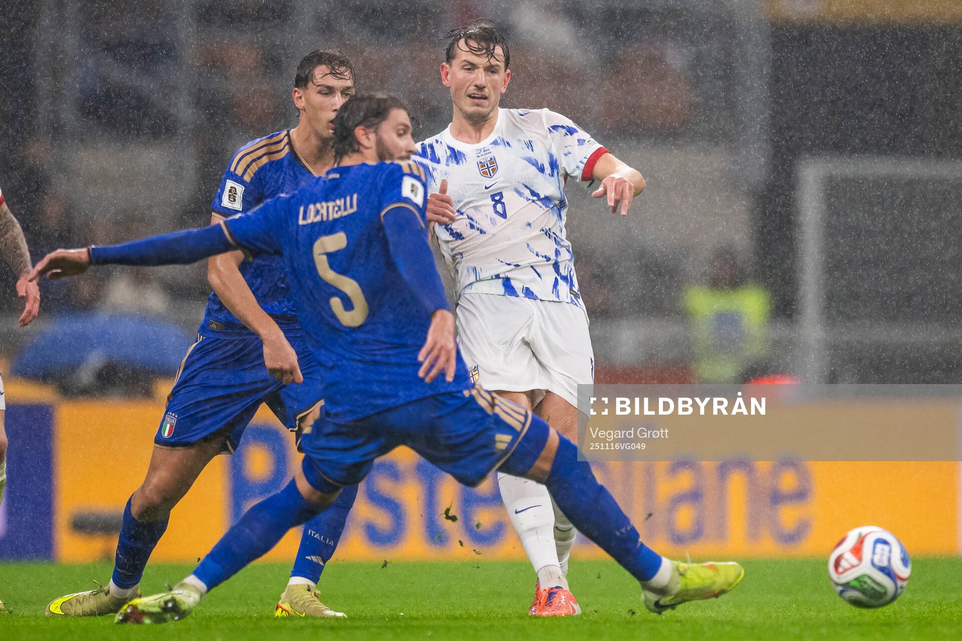 Manuel Locatelli of Italy and Sander Berge of Norway