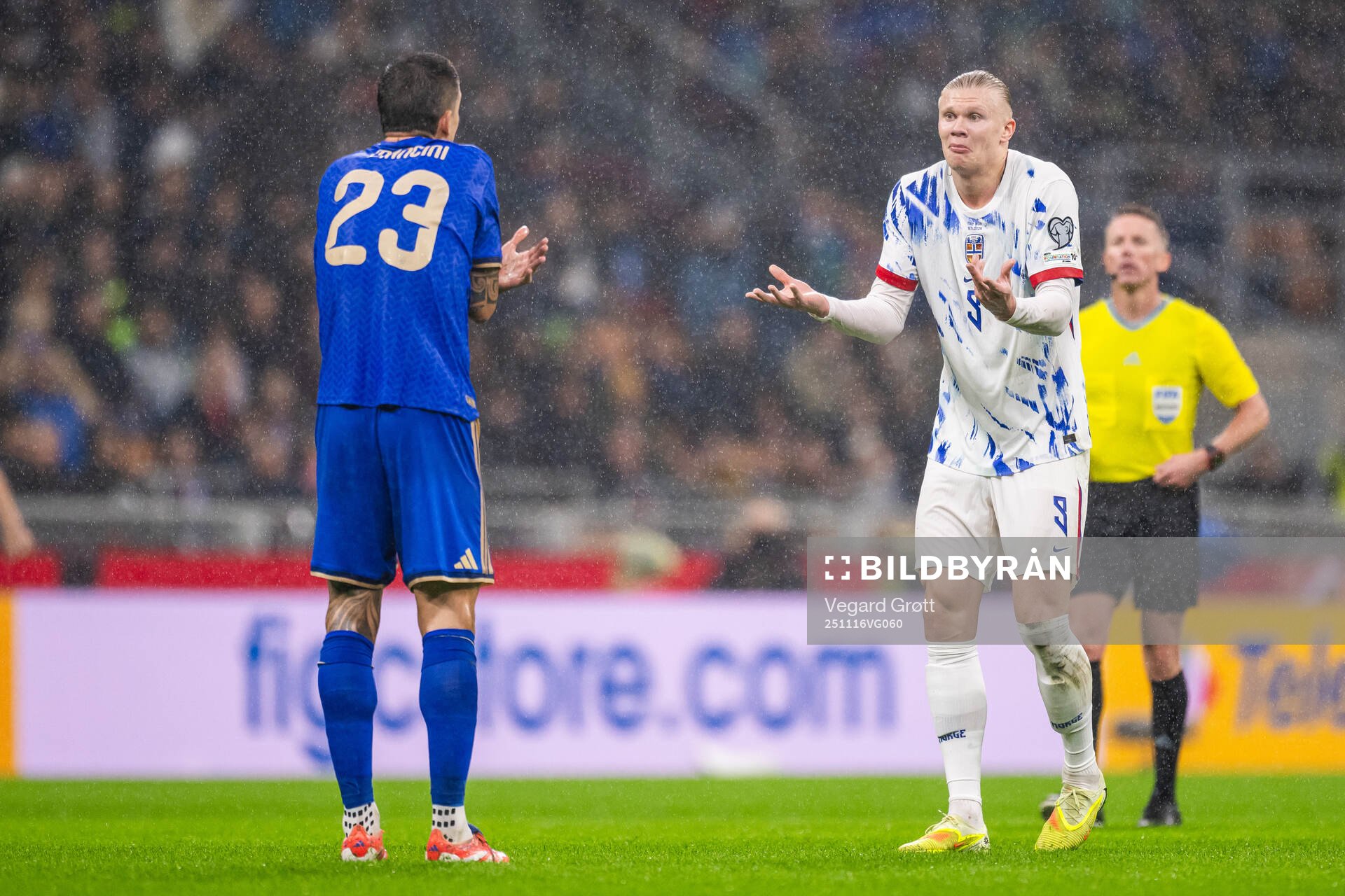 Gianluca Mancini of Italy and Erling Braut Haaland of Norway