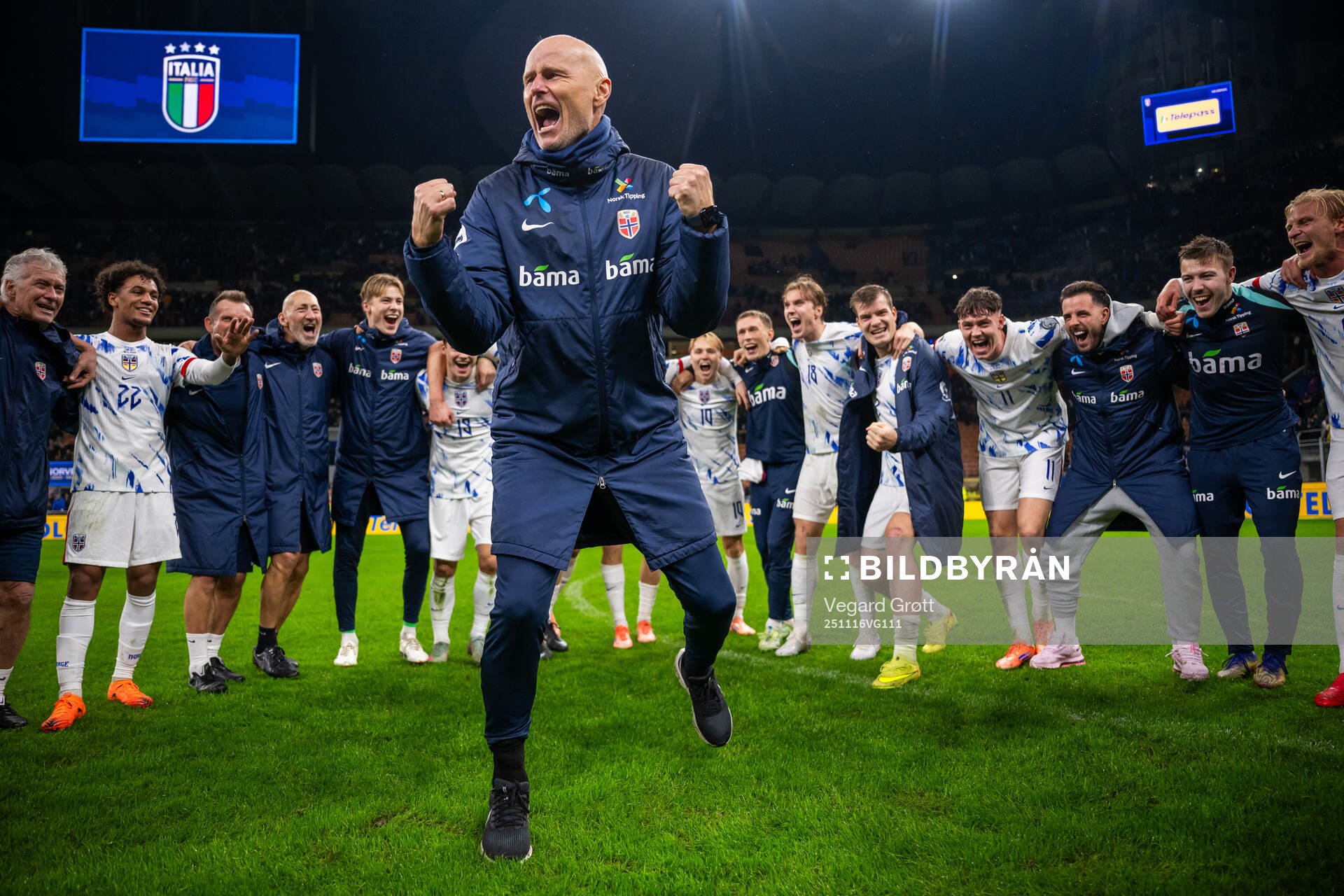 Head coach Ståle Solbakken and players of Norway celebrate