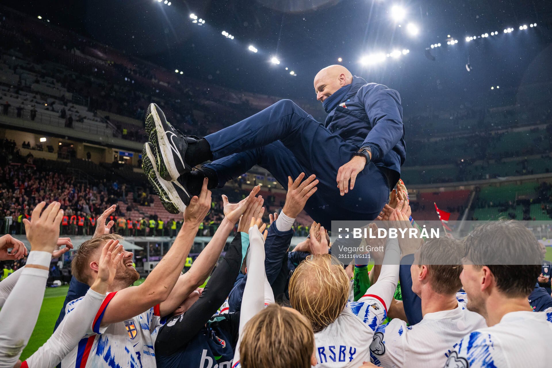 Head coach Ståle Solbakken and players of Norway celebrate