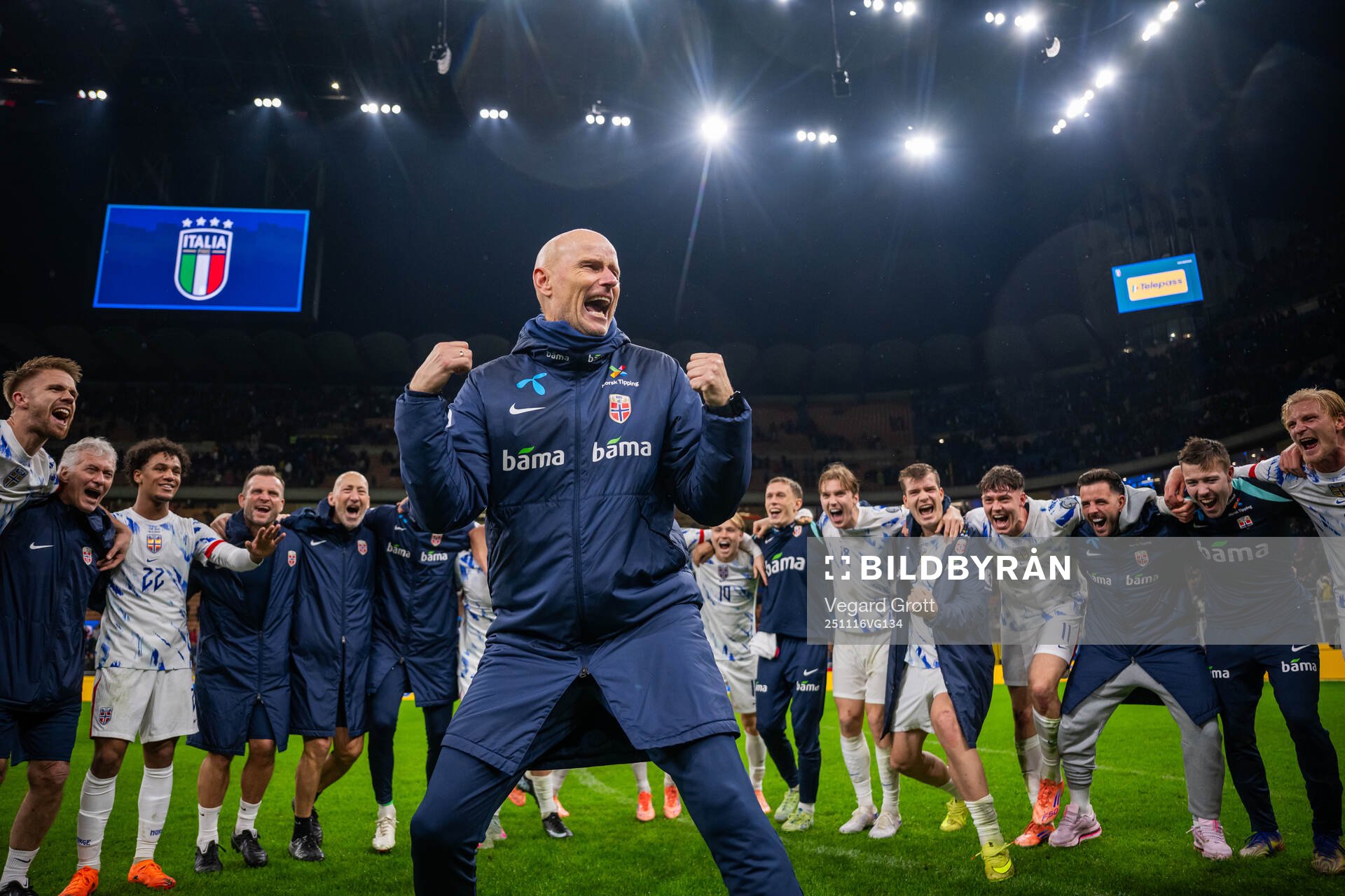 Head coach Ståle Solbakken and players of Norway celebrate
