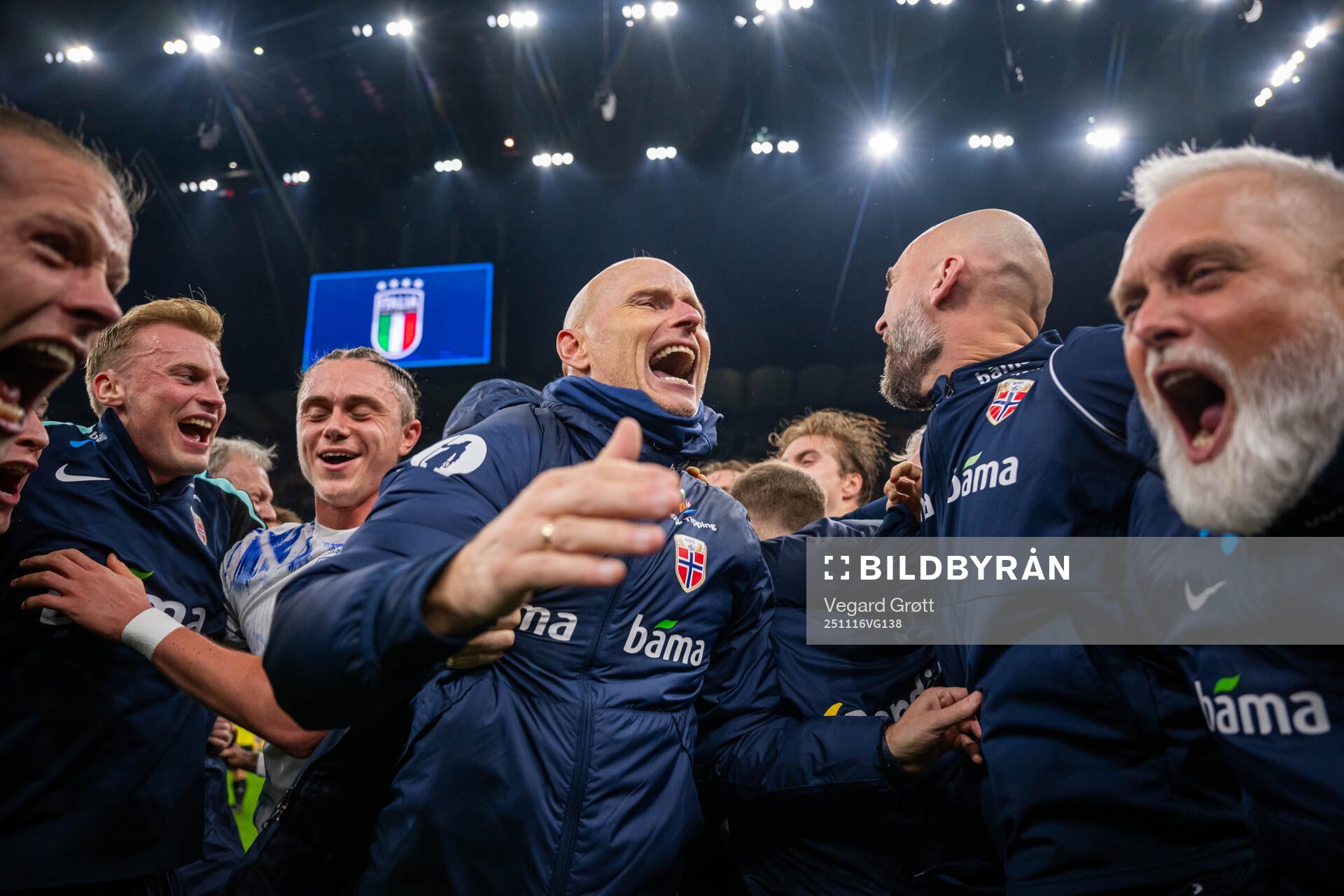 Head coach Ståle Solbakken and players of Norway celebrate
