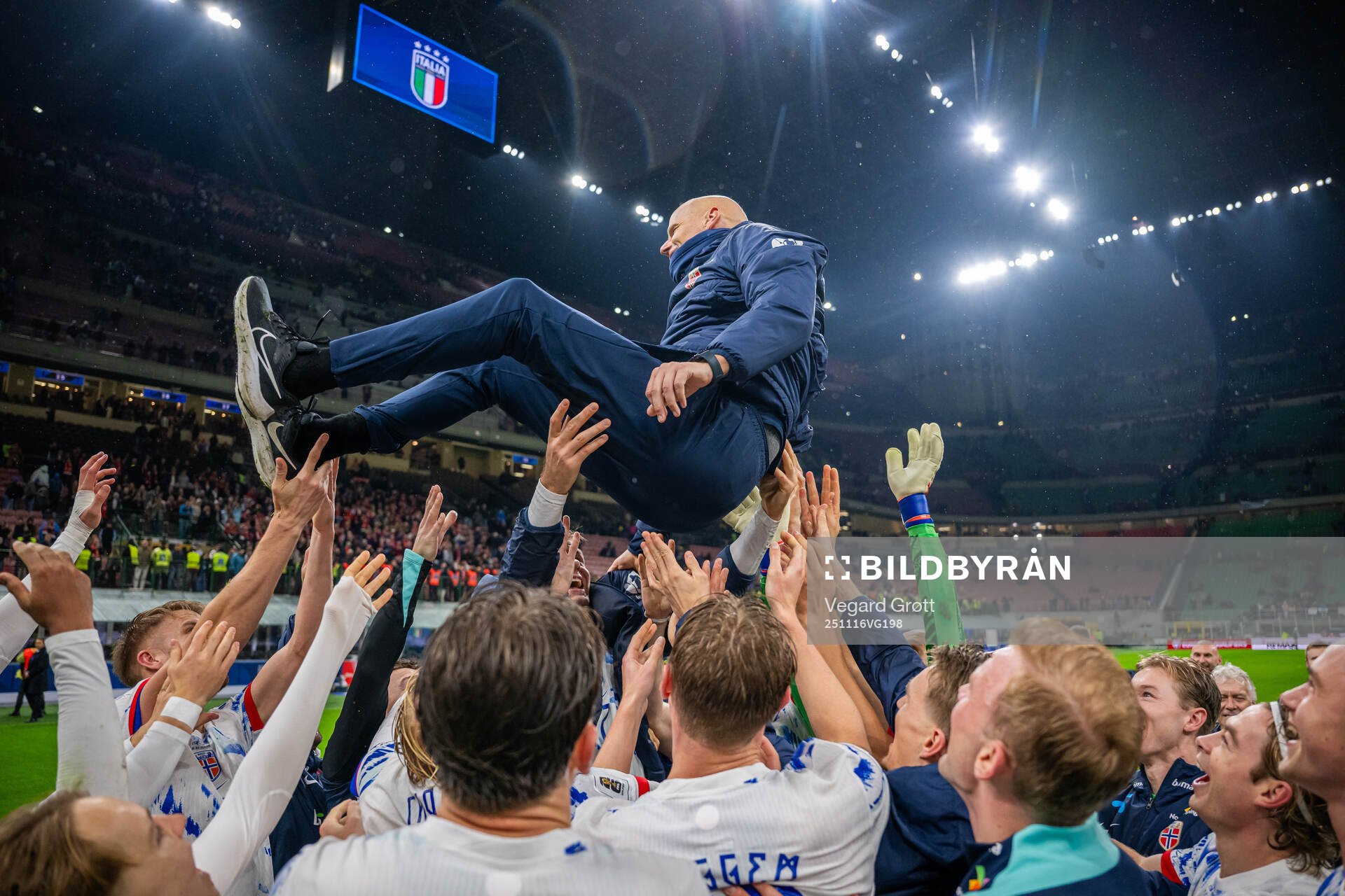 Head coach Ståle Solbakken and players of Norway celebrate