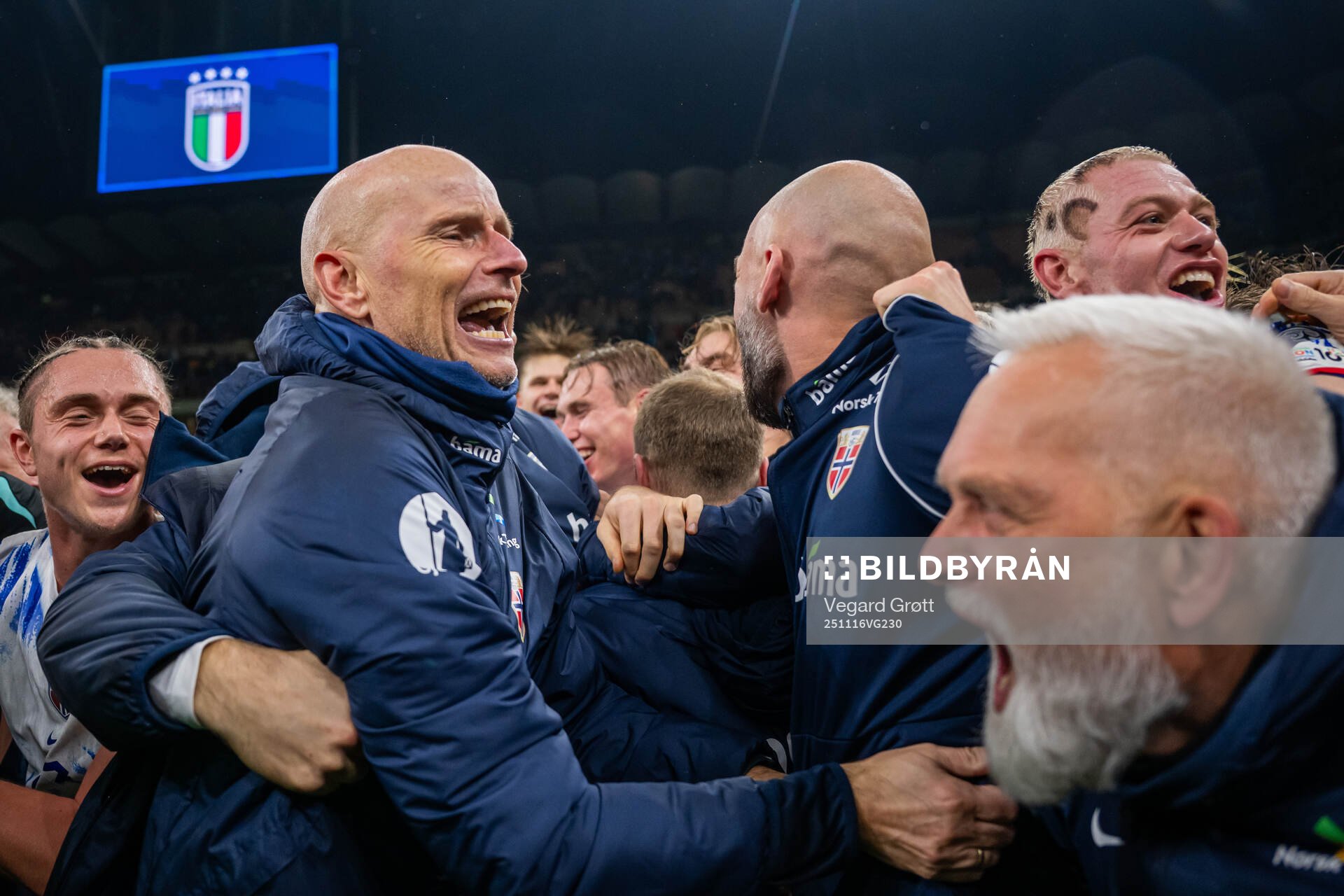 Head coach Ståle Solbakken, Julian Ryerson, players and