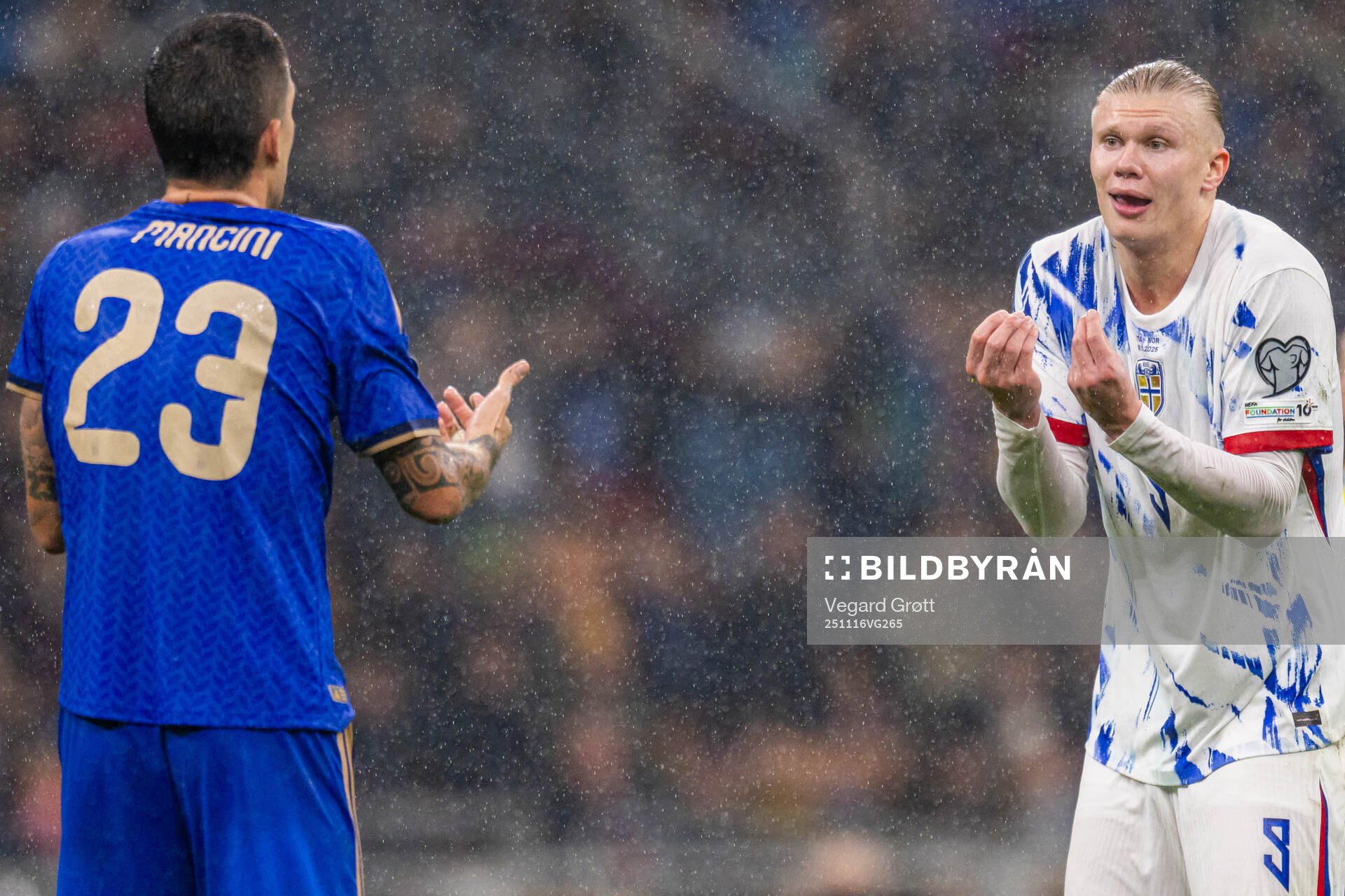 Gianluca Mancini of Italy and Erling Braut Haaland of Norway