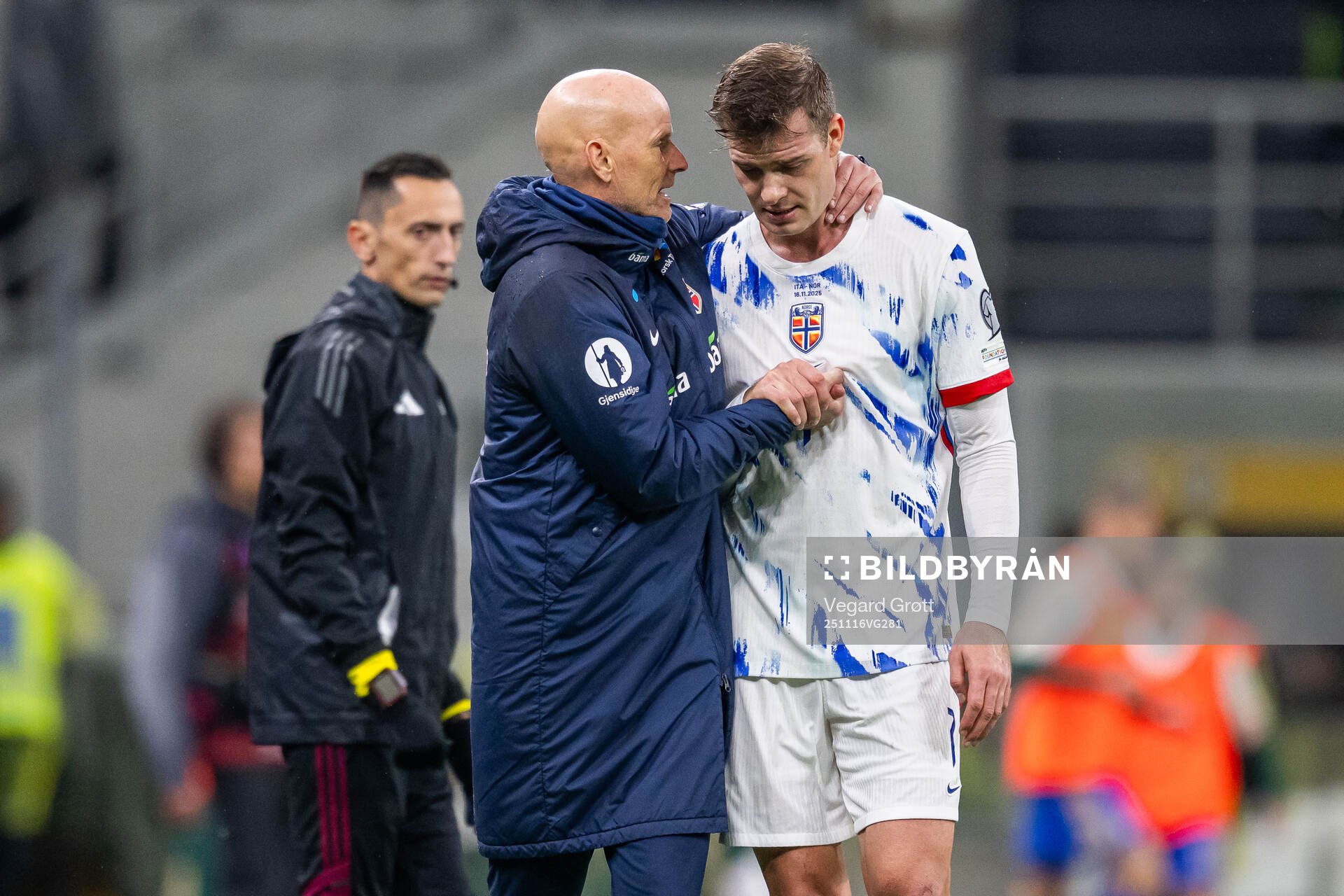Head coach Ståle Solbakken and Alexander Sørloth of Norway