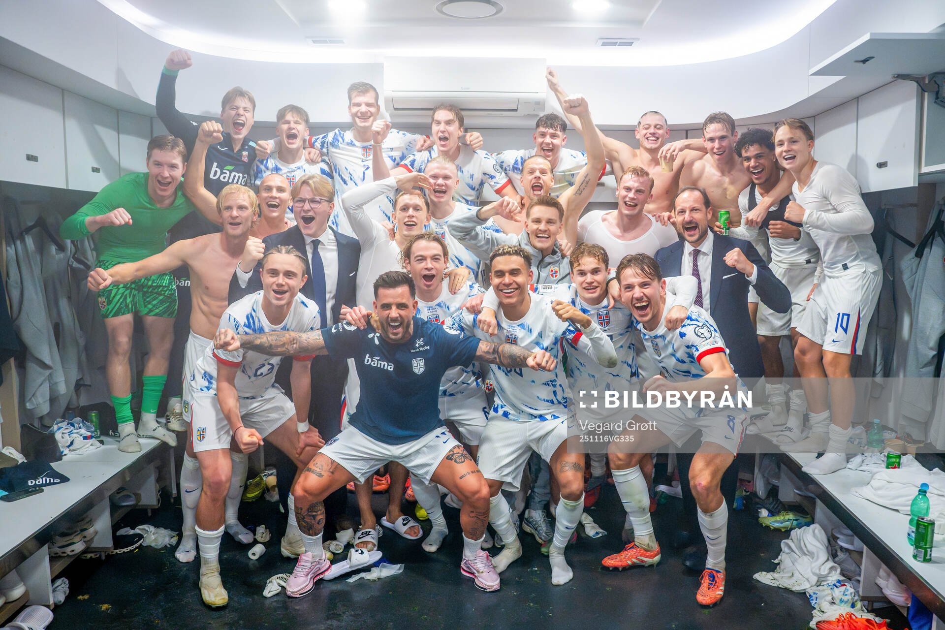 Players of Norway celebrate with Prince Sverre Magnus and