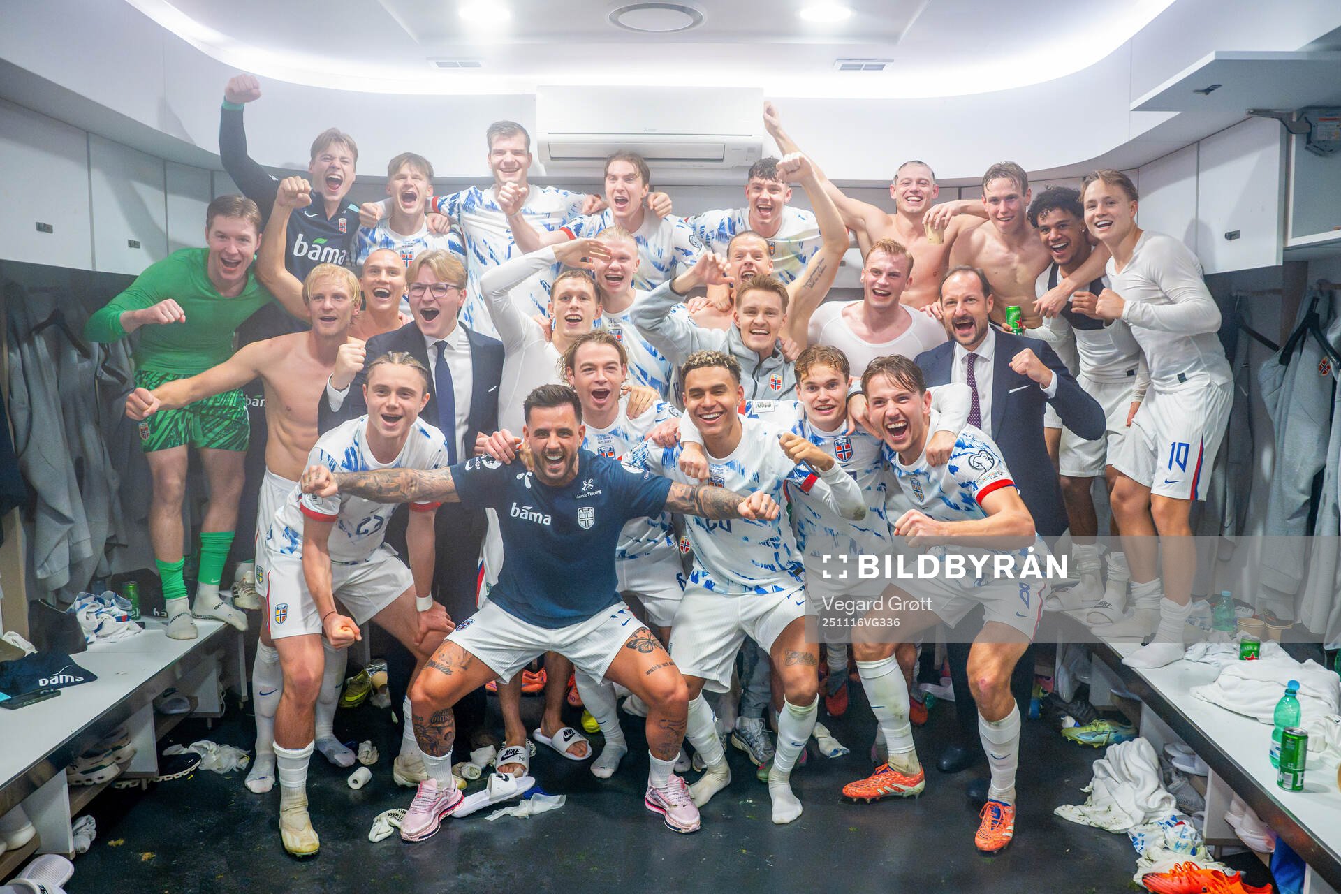 Players of Norway celebrate with Prince Sverre Magnus and