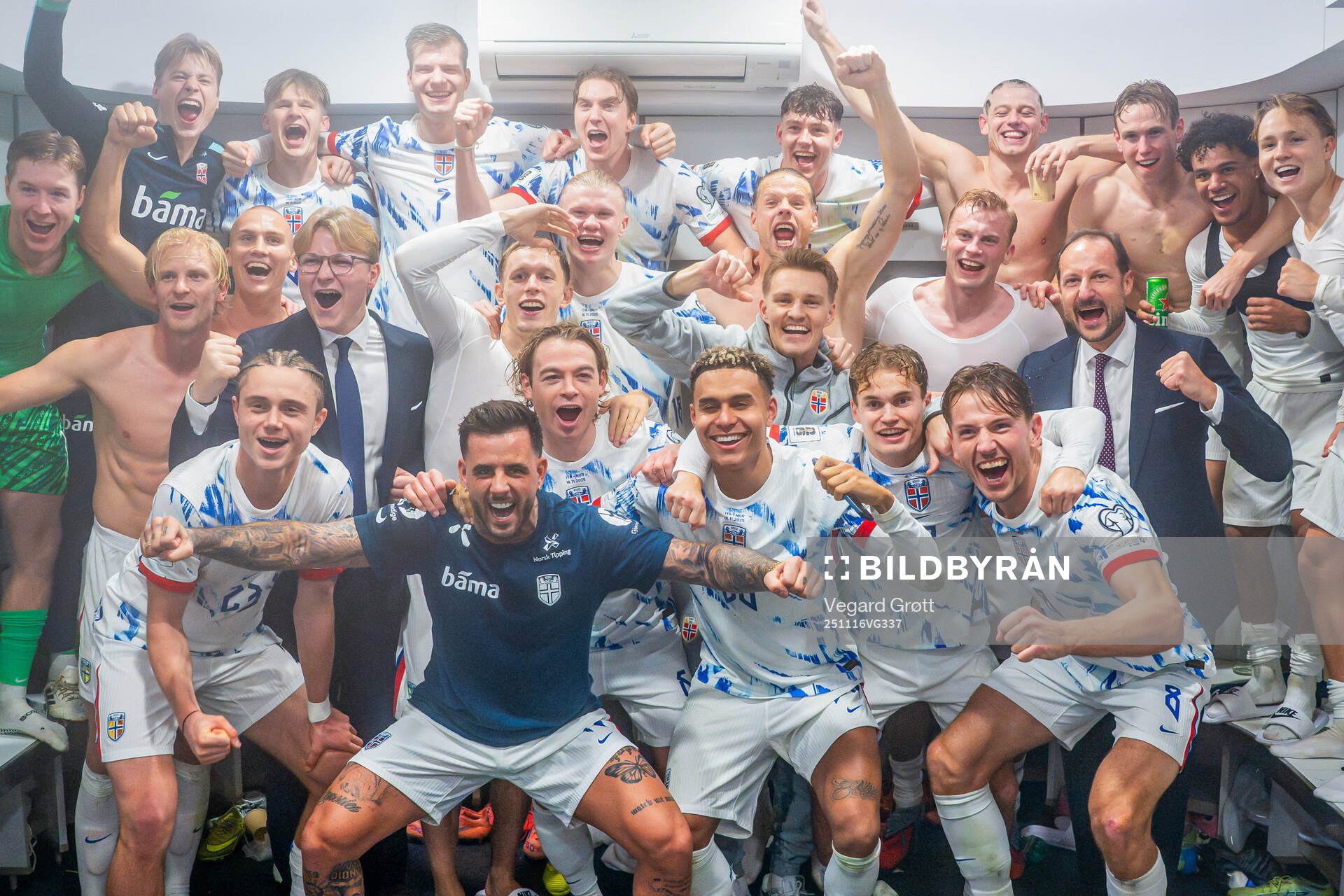 Players of Norway celebrate with Prince Sverre Magnus and
