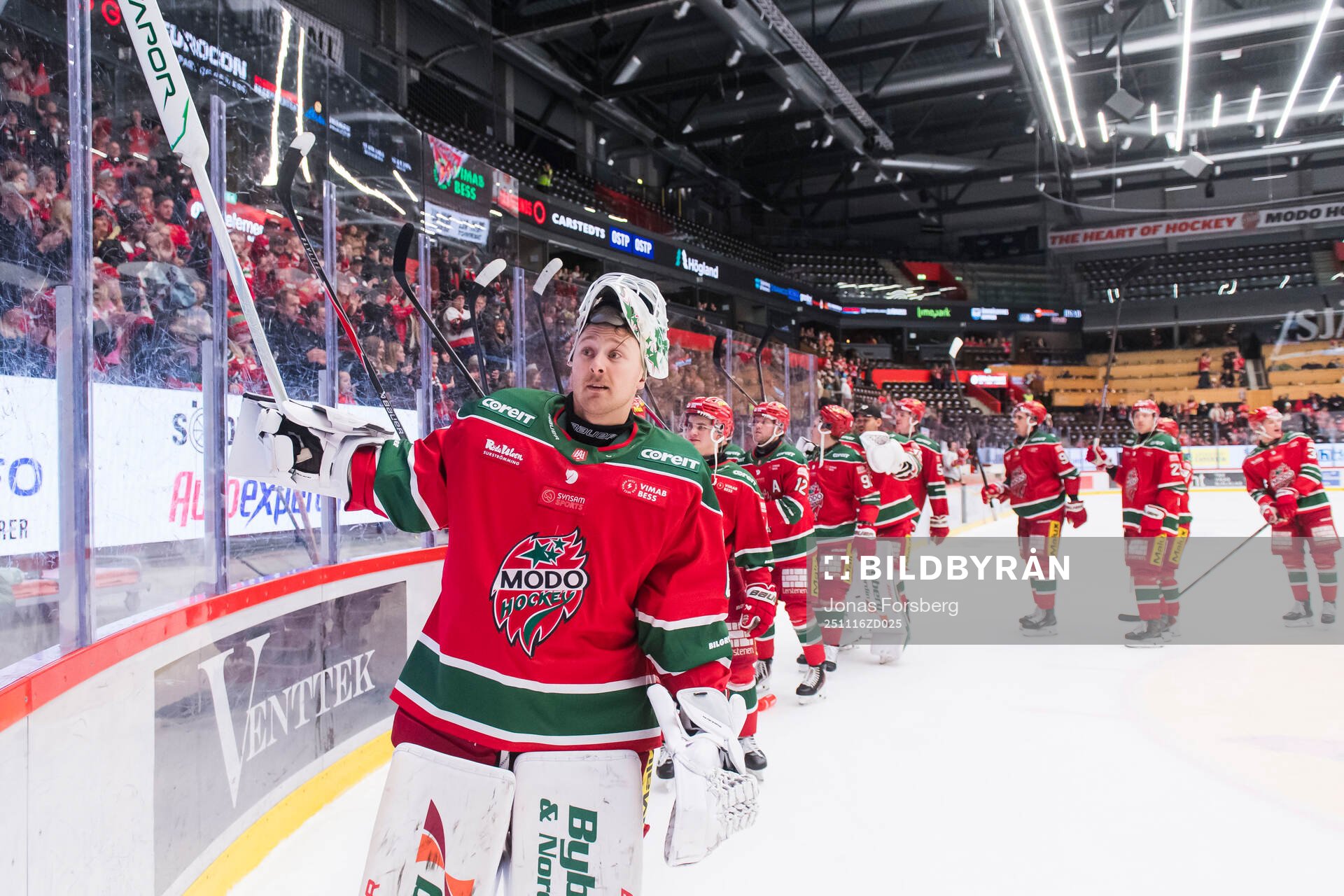 Modos målvakt Edvin Olofsson jublar