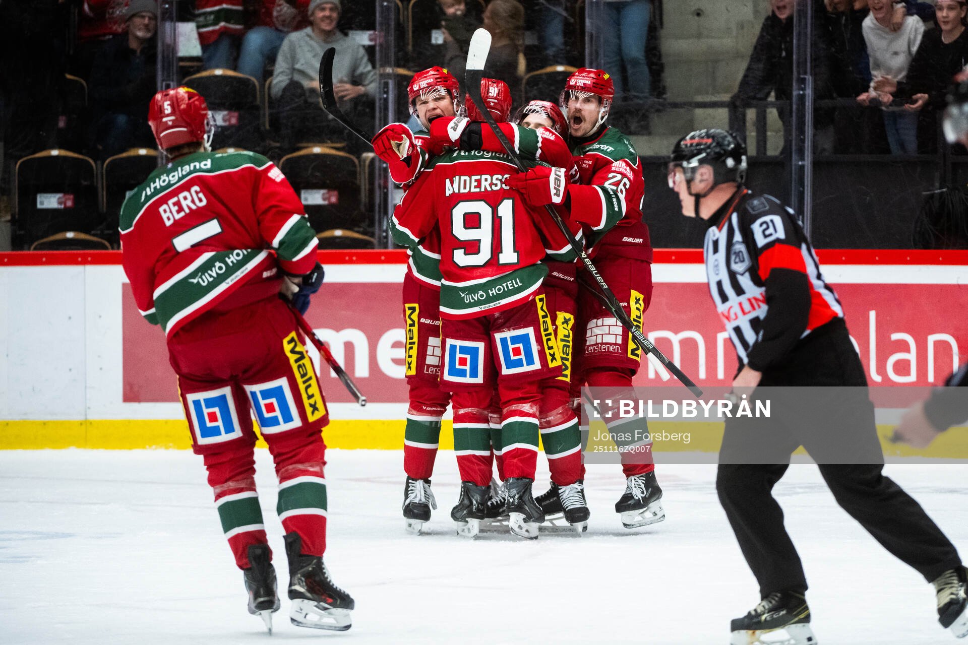 Modos Viktor Persson jublar