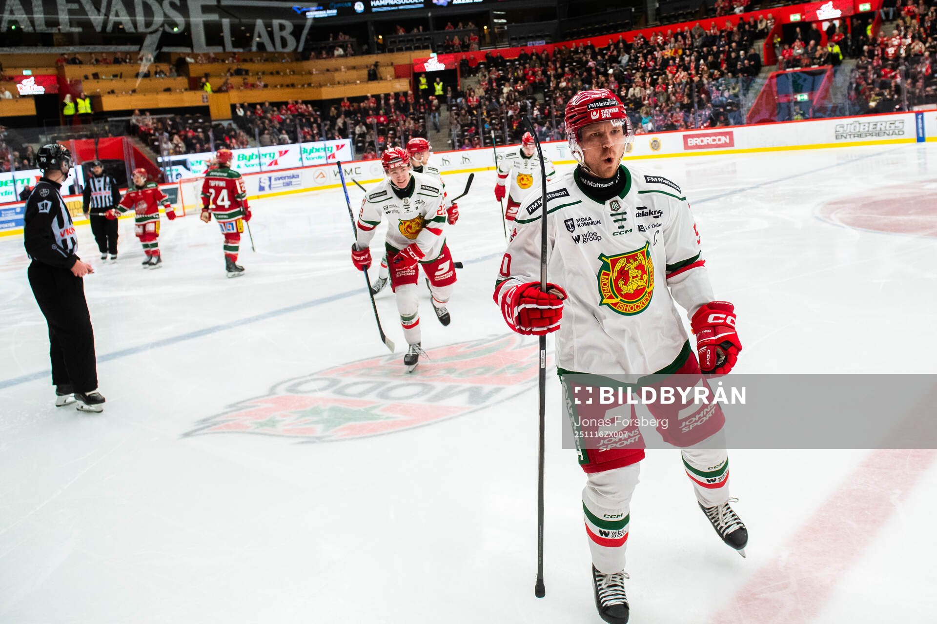 Moras Tobias Ekberg jublar