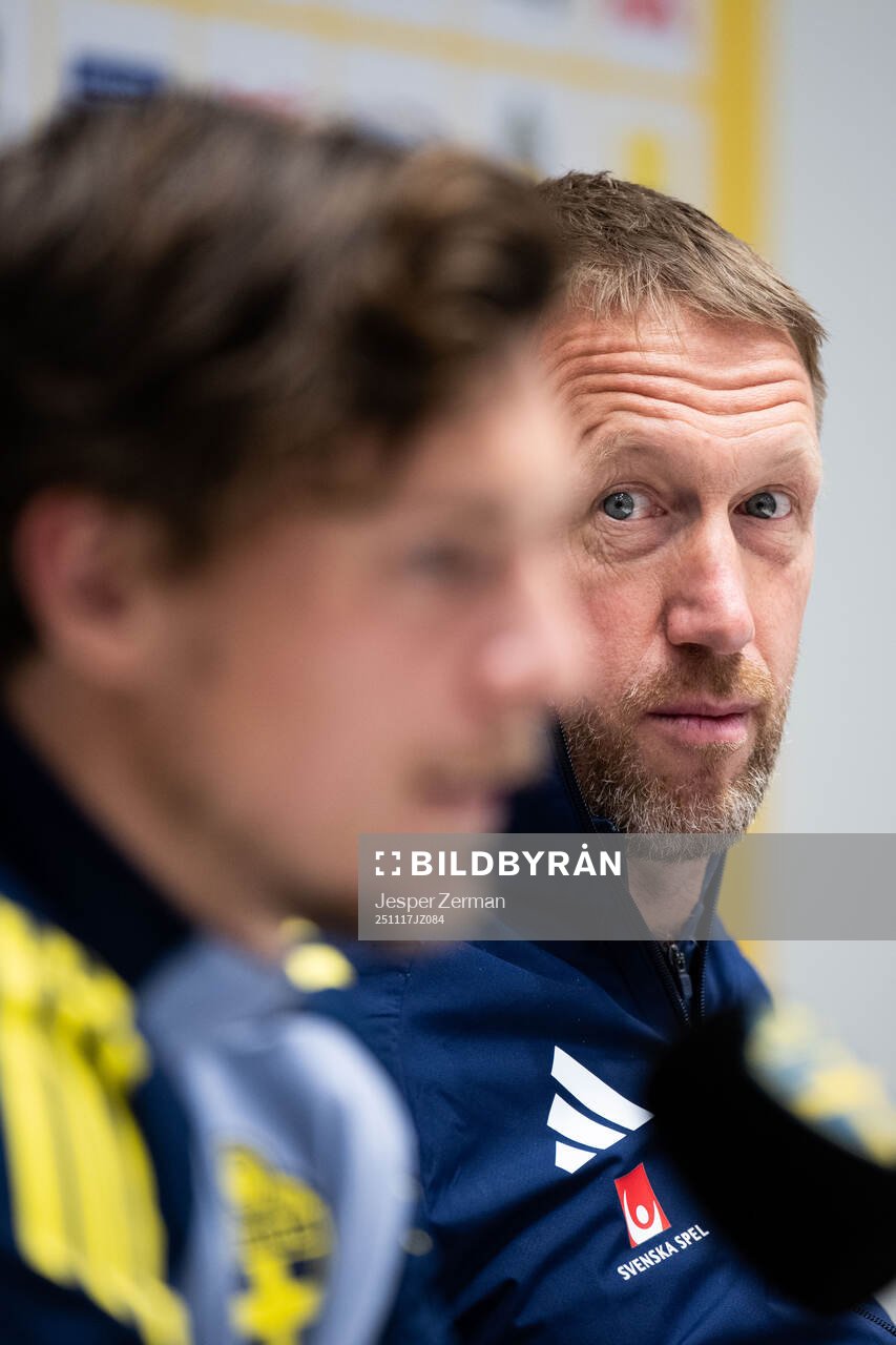 Victor Nilsson Lindelöf and head coach Graham Potter of