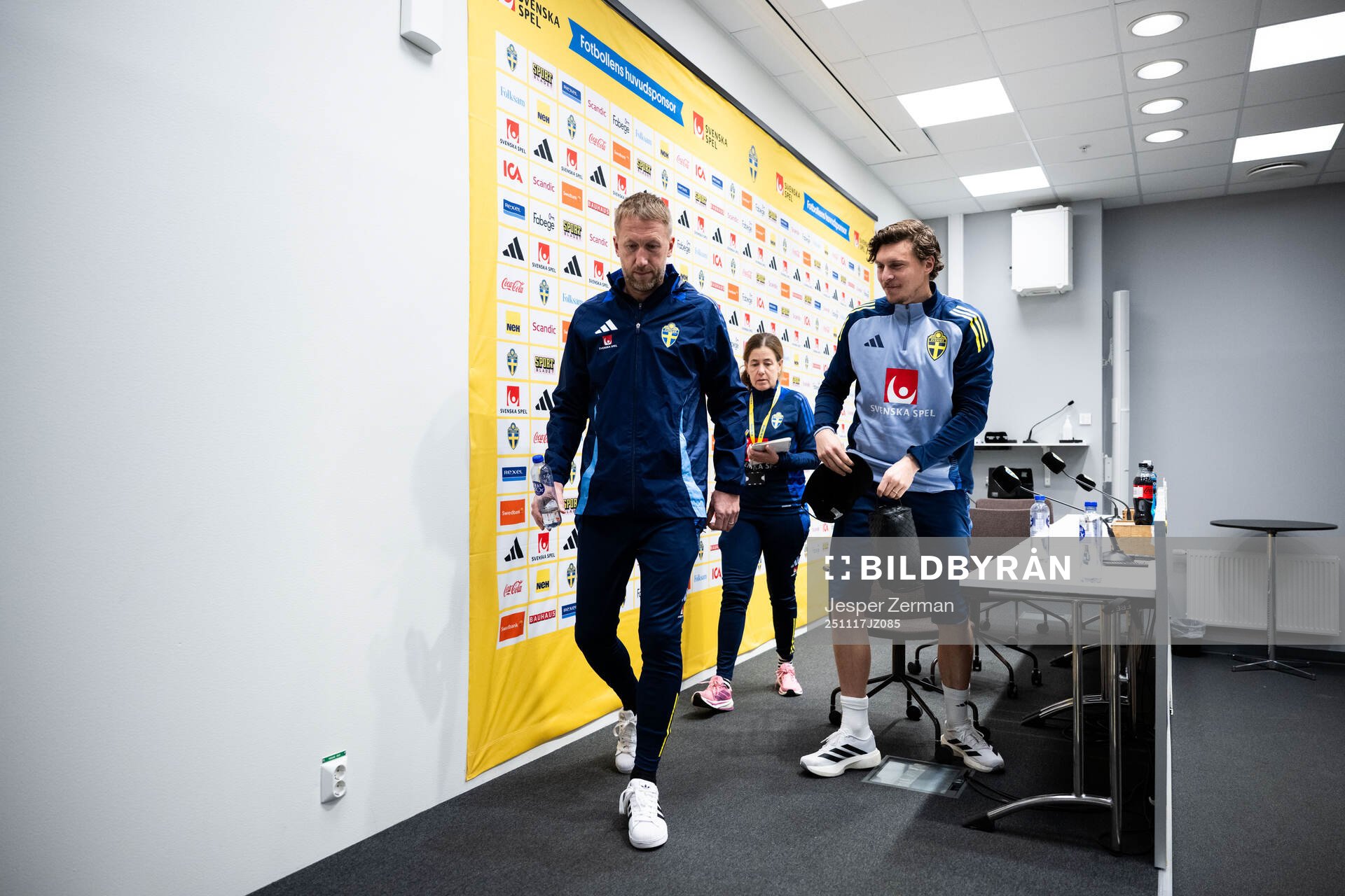 Head coach Graham Potter and Victor Nilsson Lindelöf of