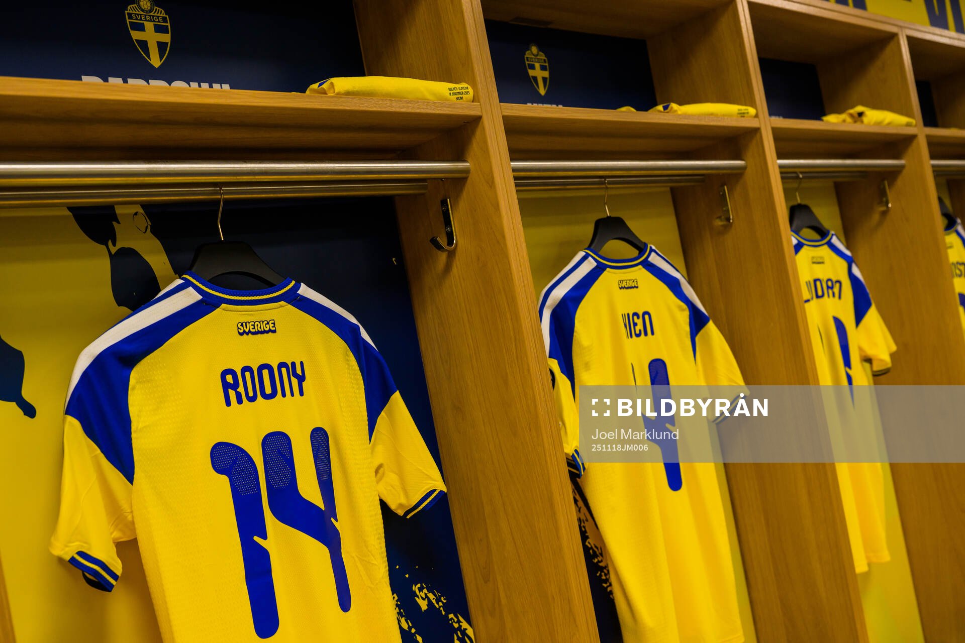 Jerseys of Roony Bardghji and Isak Hien in the dressing