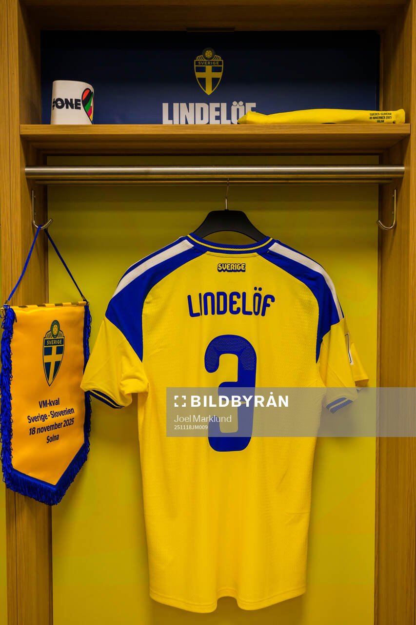 Jersey of Victor Nilsson Lindelöf in the dressing room of