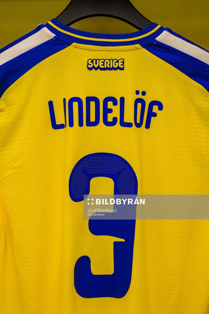 Jersey of Victor Nilsson Lindelöf in the dressing room of