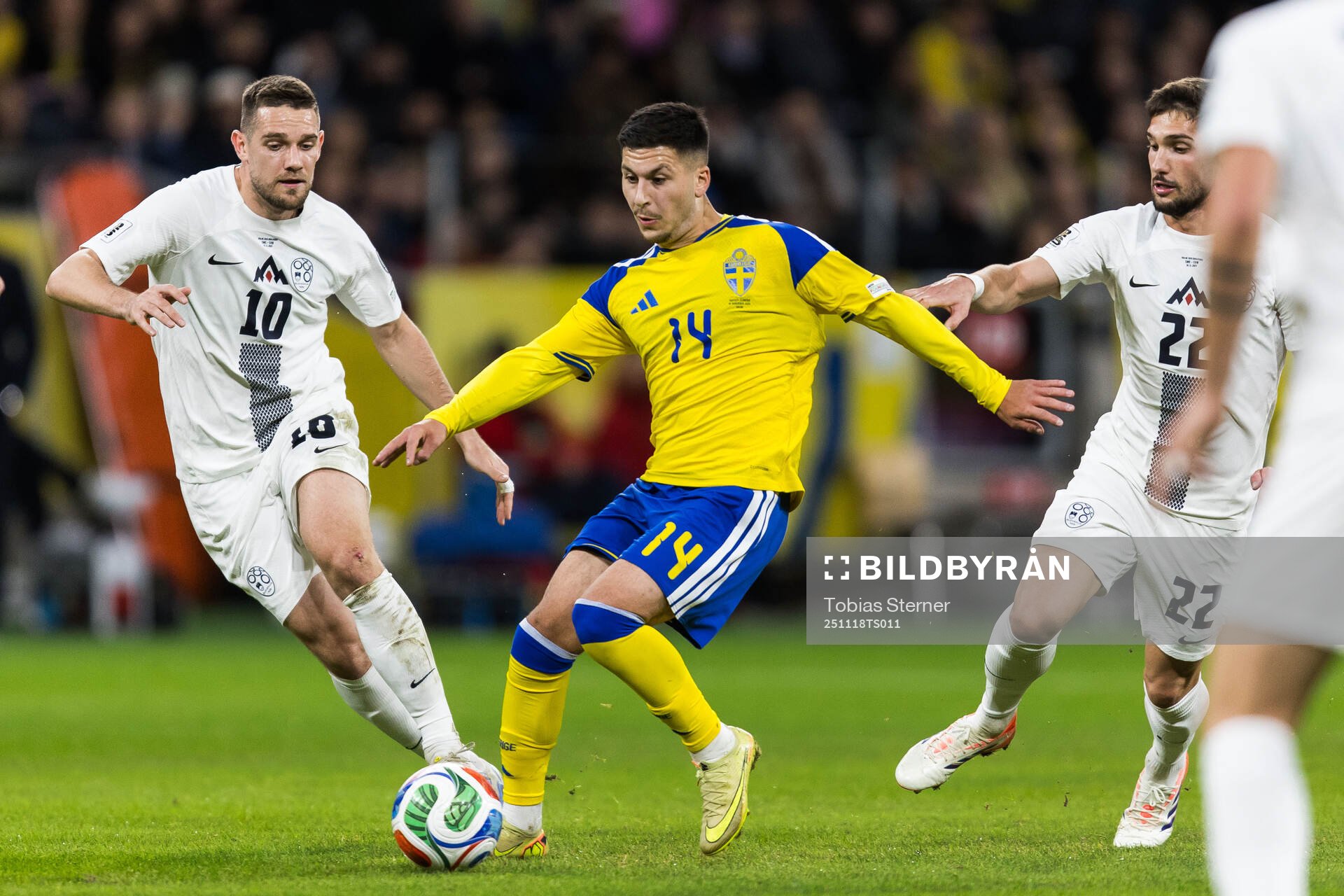 Timi Elsnik and Adam Gnezda Cerin of Slovenia against Roony