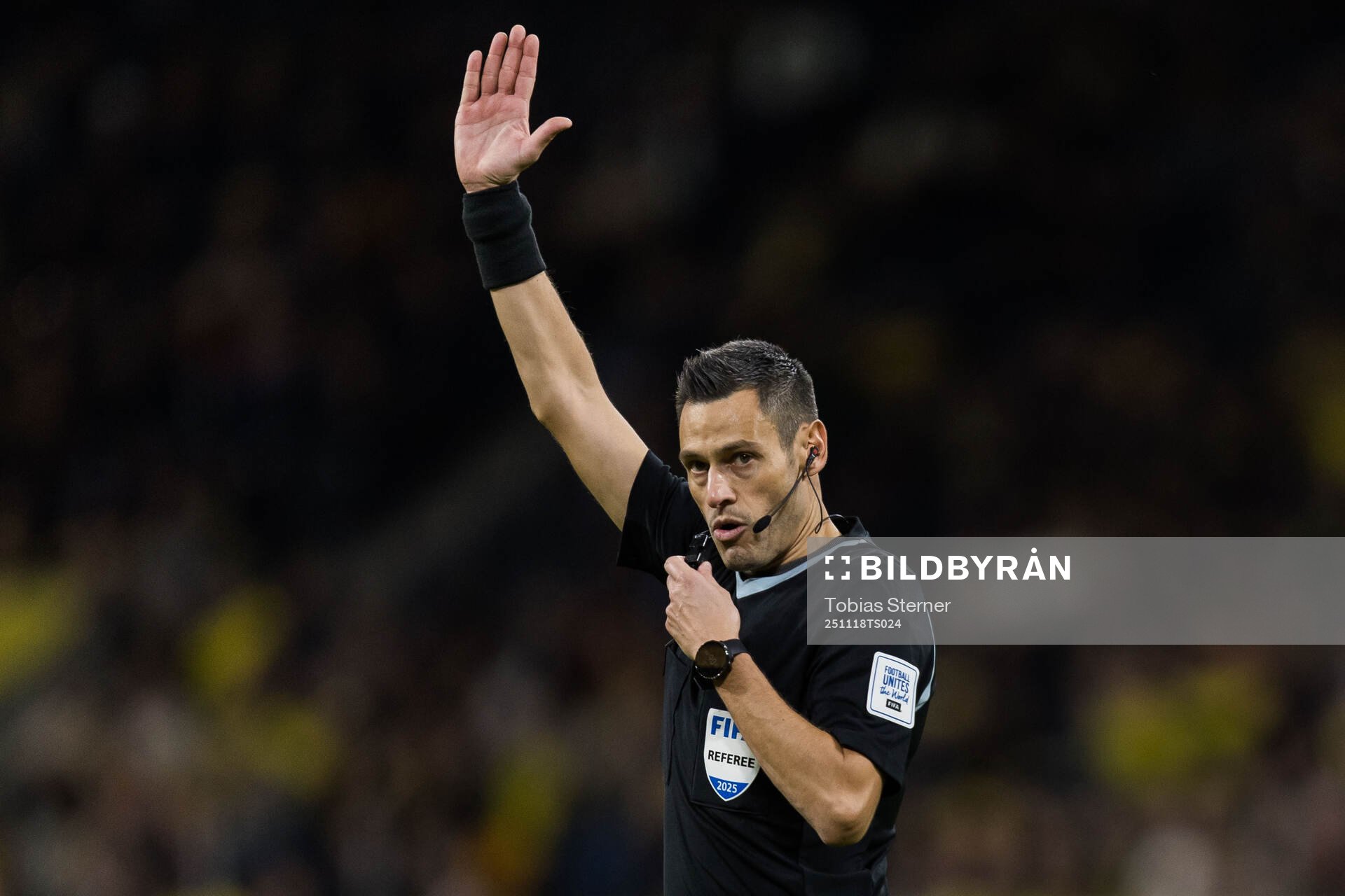 Referee Maurizio Mariani