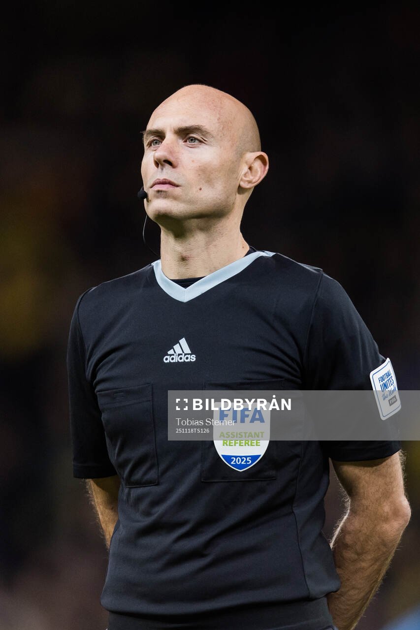 Assistant referee Alberto Tegoni