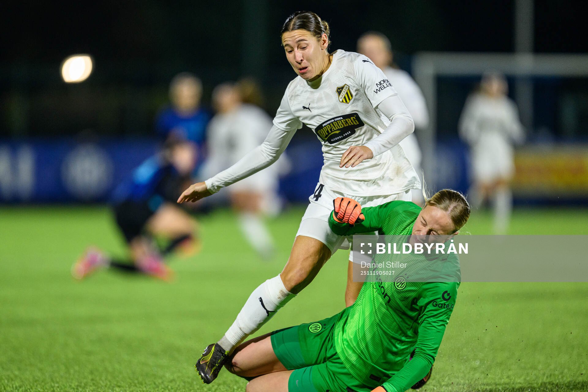 Tabby Tindell of Häcken and goalkeeper Cecilia