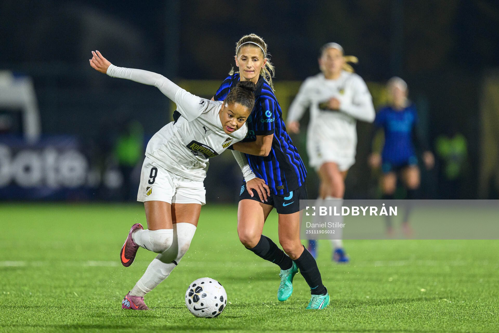 Felicia Schröder of Häcken and Katie Bowen of Inter
