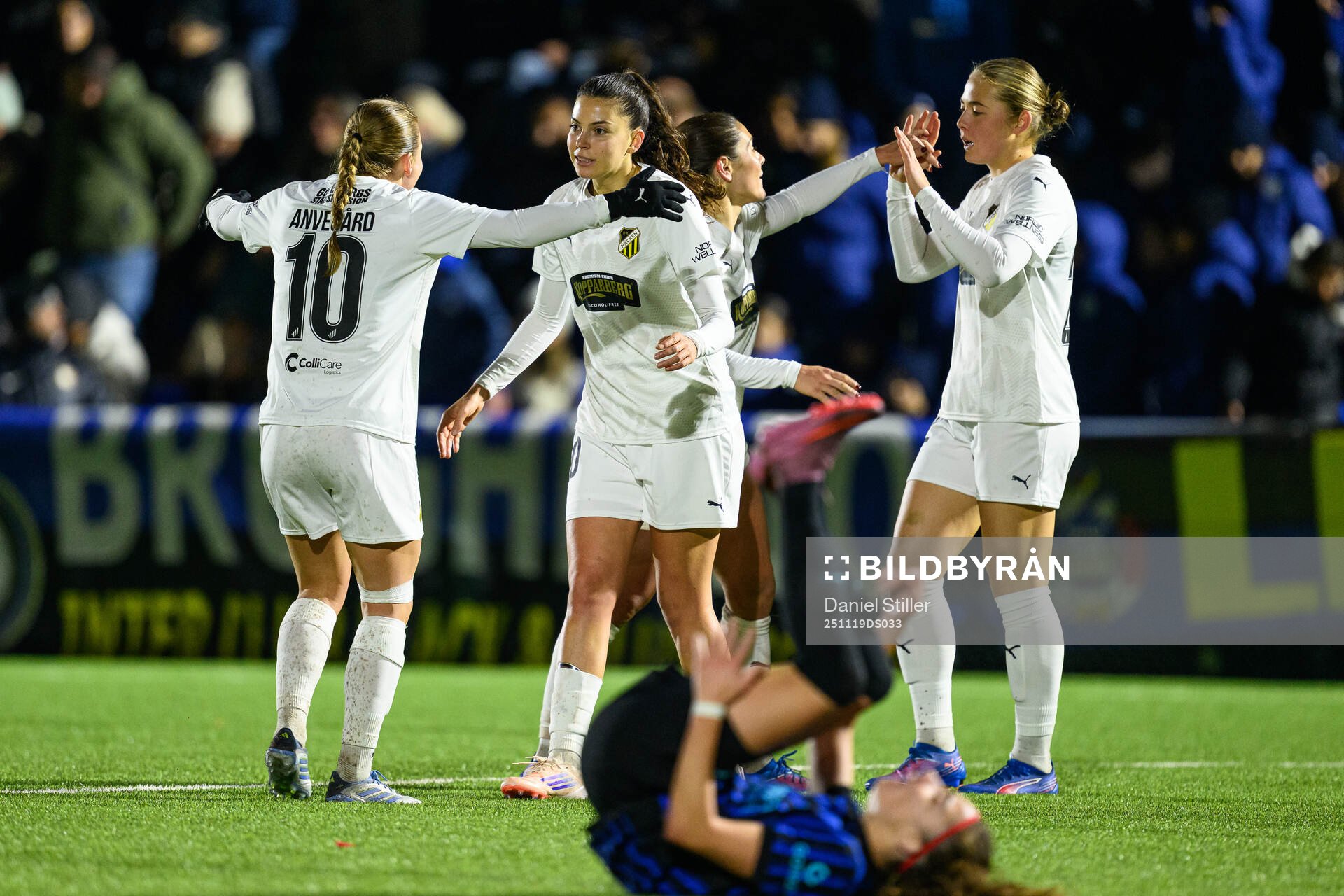 Helena Sampaio of Häcken celebrate with teammates