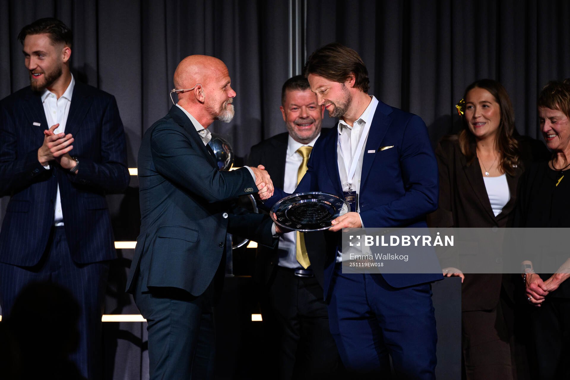 Jens T Andersson, ordförande SEF, ger Mjällbys William