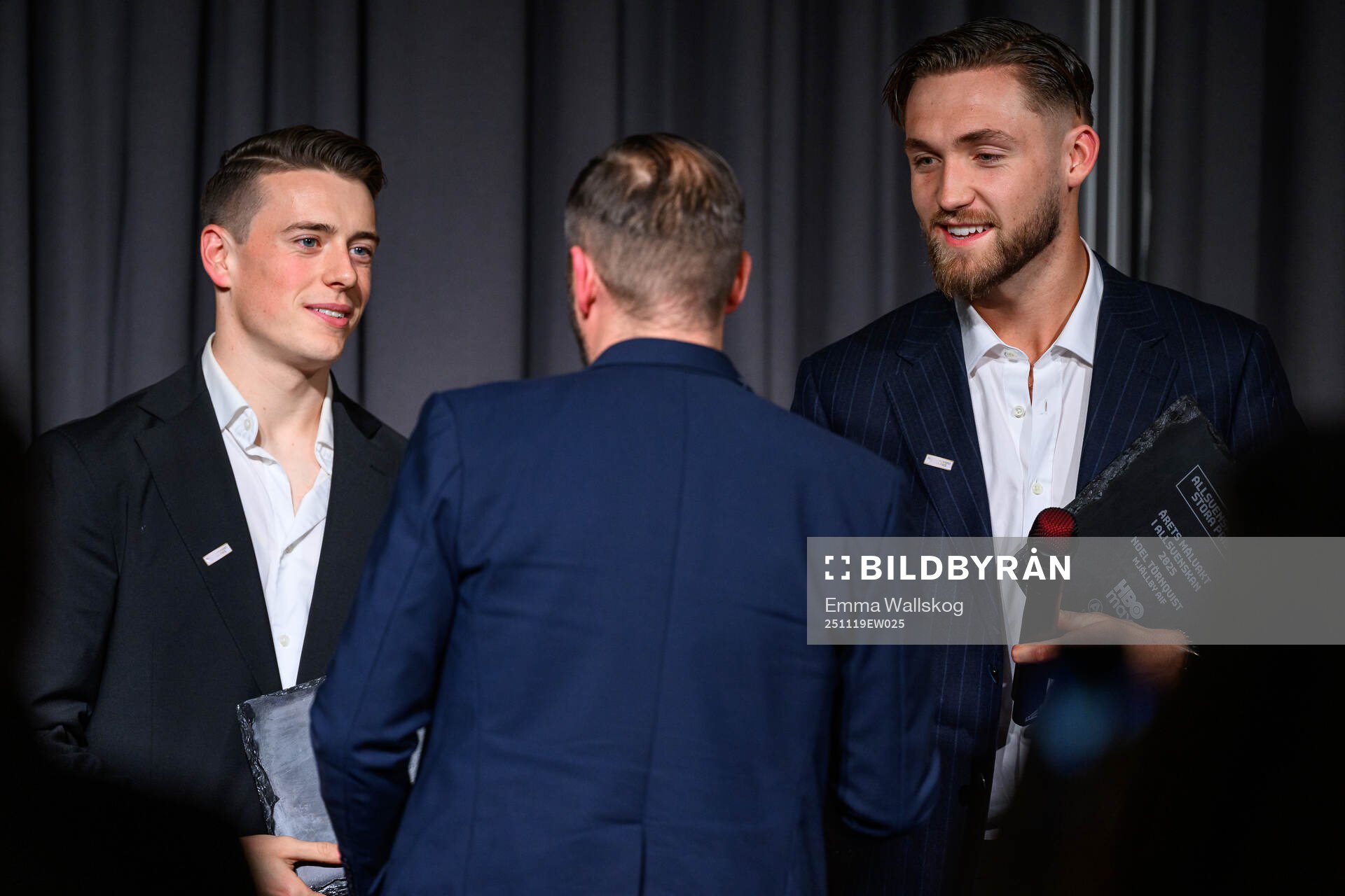 Mjällbys Elliot Stroud och målvakt Noel Törnqvist tar
