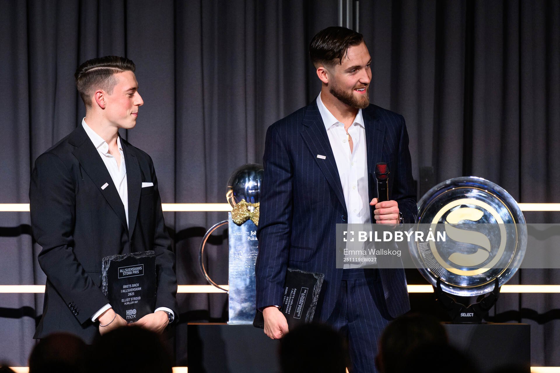 Mjällbys Elliot Stroud och målvakt Noel Törnqvist tar