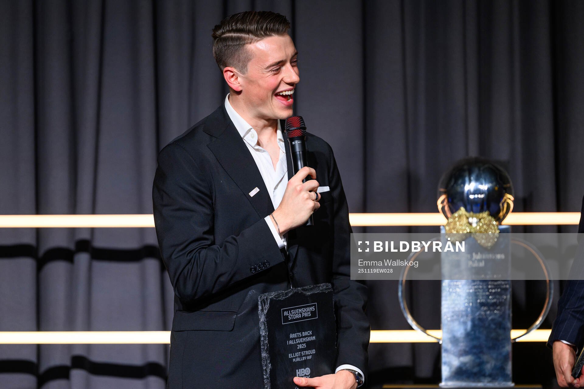 Mjällbys Elliot Stroud tar emot pris för årets back