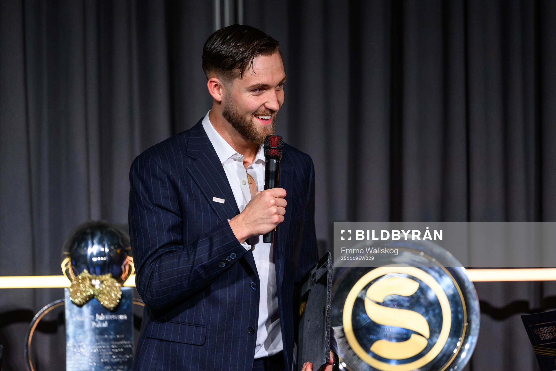Mjällbys målvakt Noel Törnqvist tar emot pris för