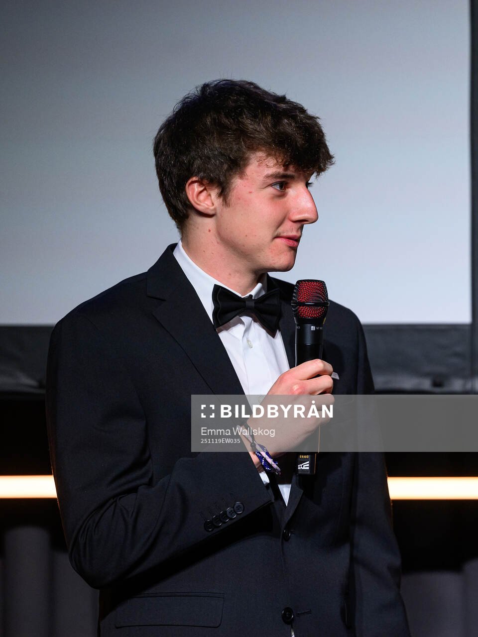 Sirius Finlay Neat tar emot priset för årets