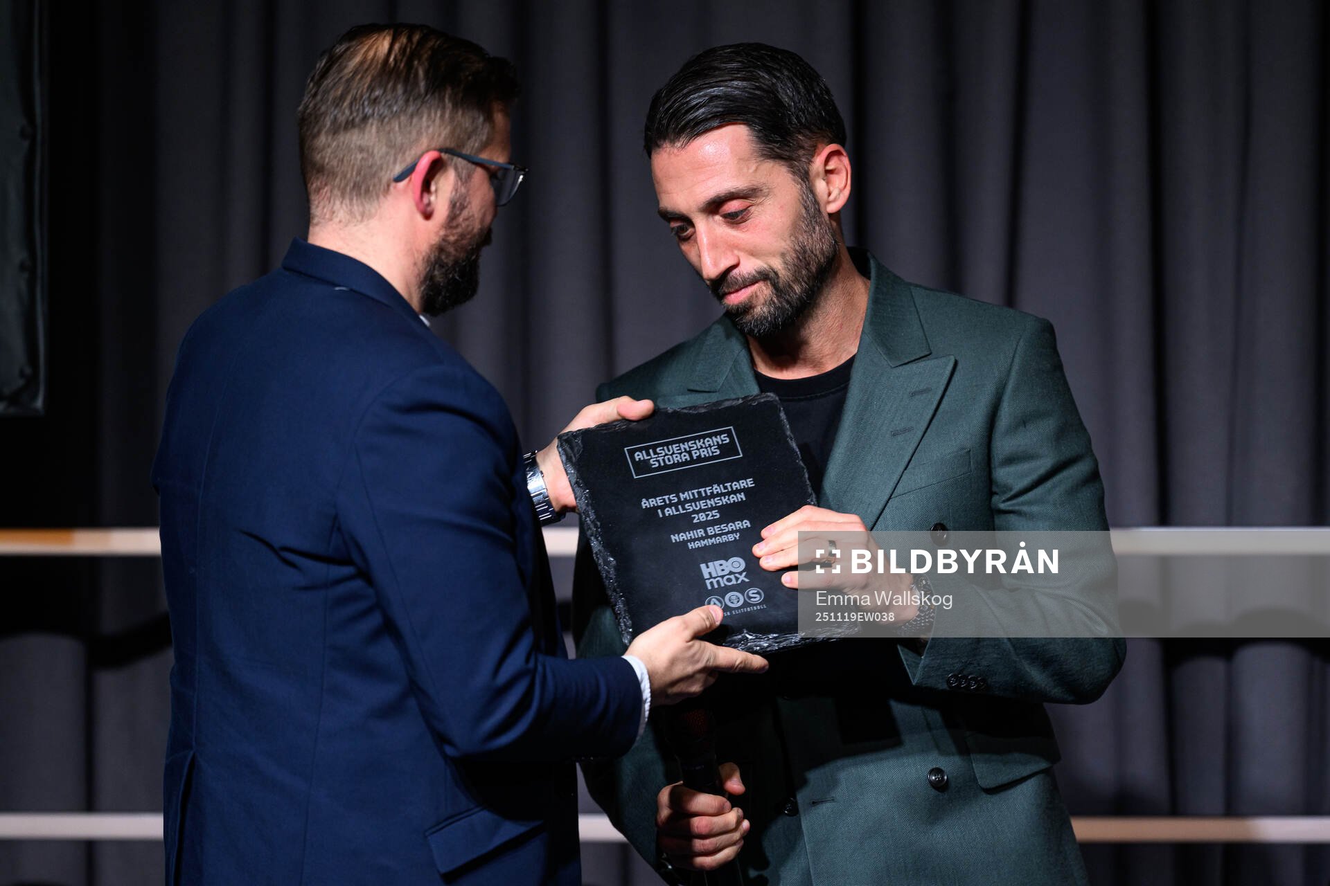 Hammarbys Nahir Besara tar emot priset för Årets
