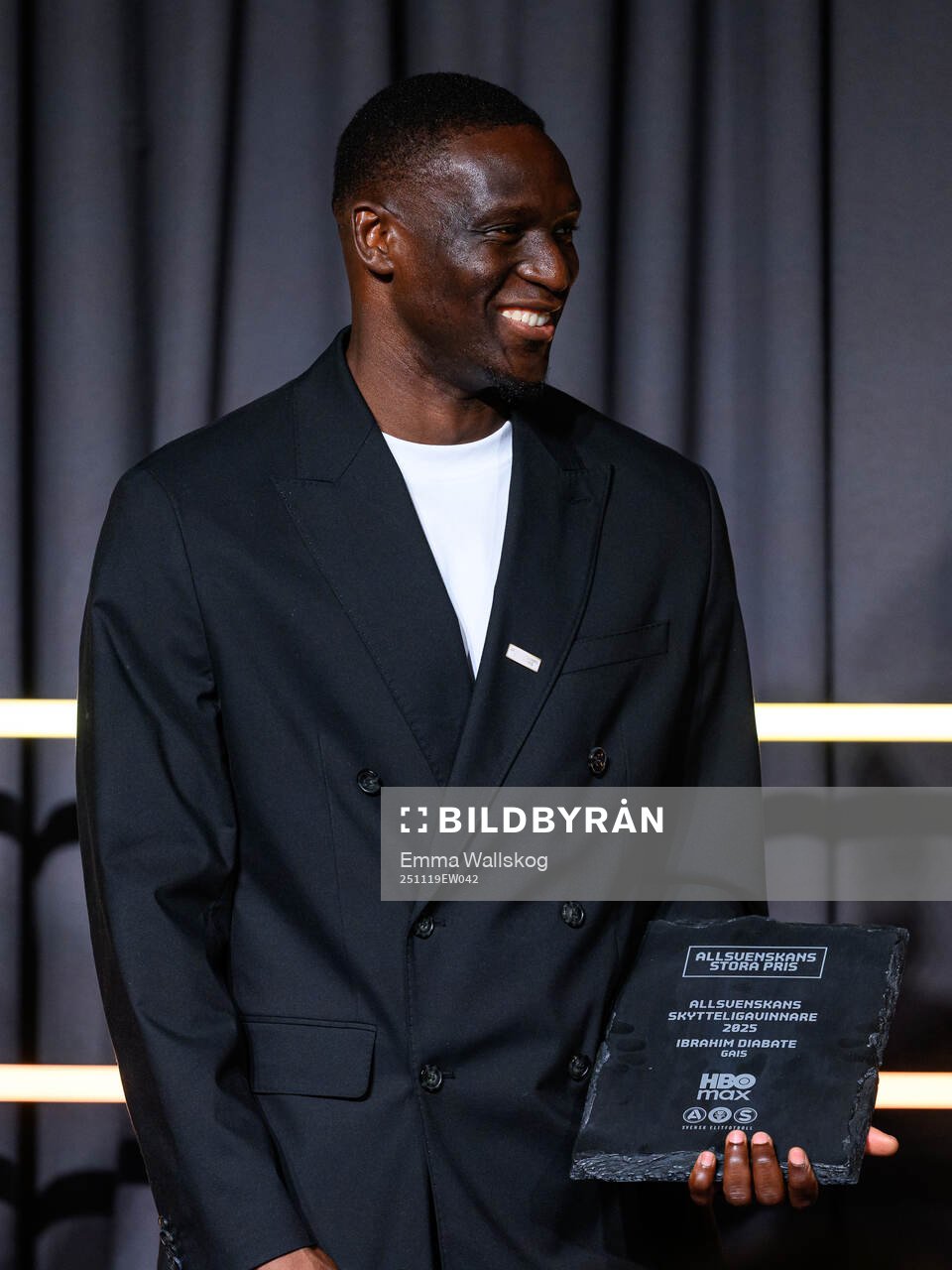 GAIS Ibrahim Diabate tar emot priset för Årets