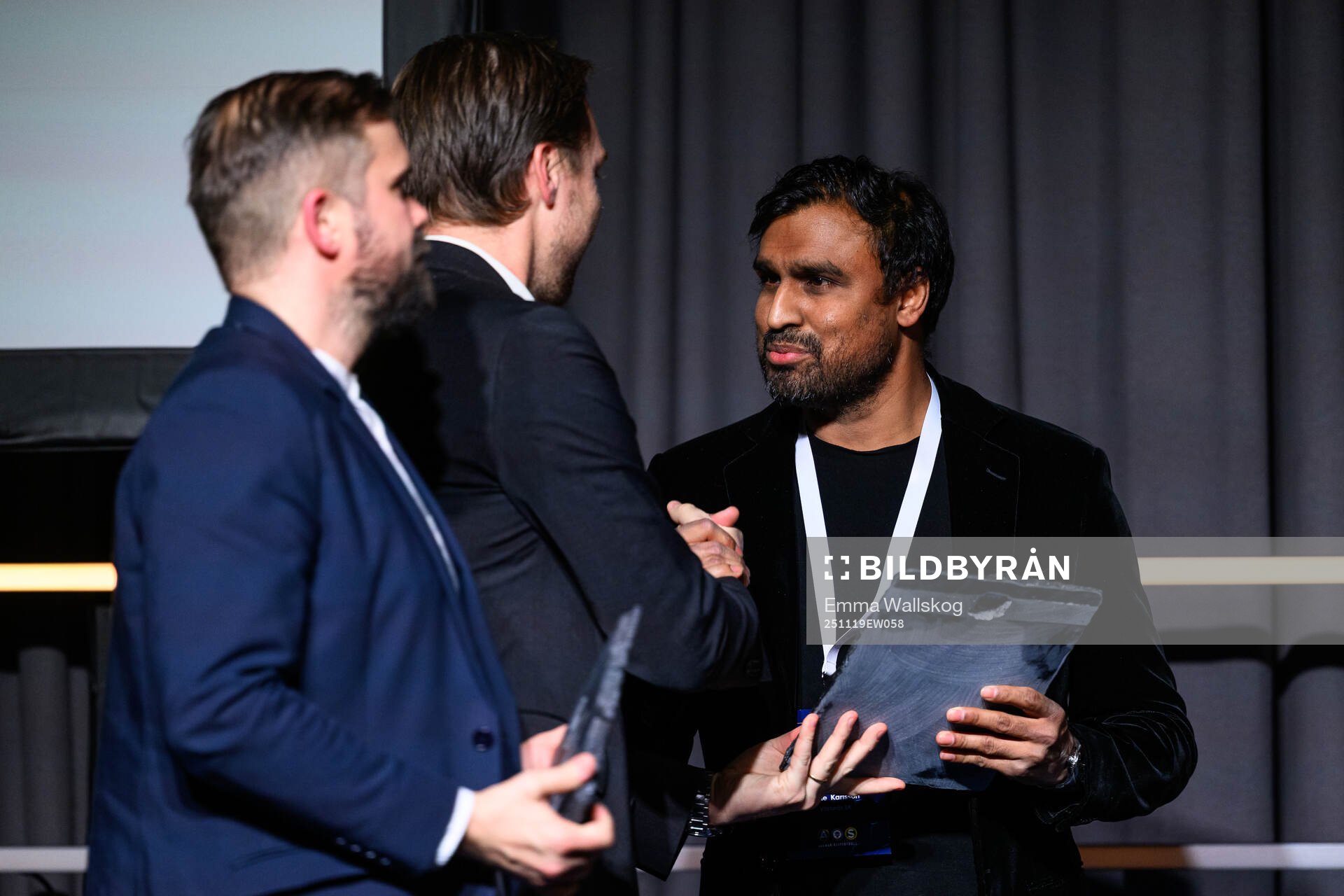 Västerås manager Kalle Karlsson tar emot priset för