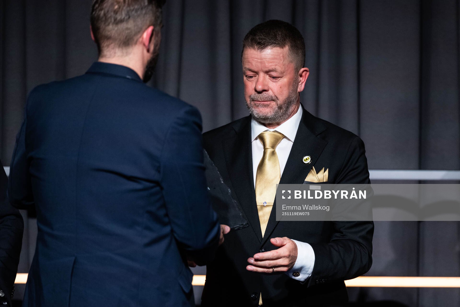 Mjällbys tränare Anders Torstensson tar emot priset för