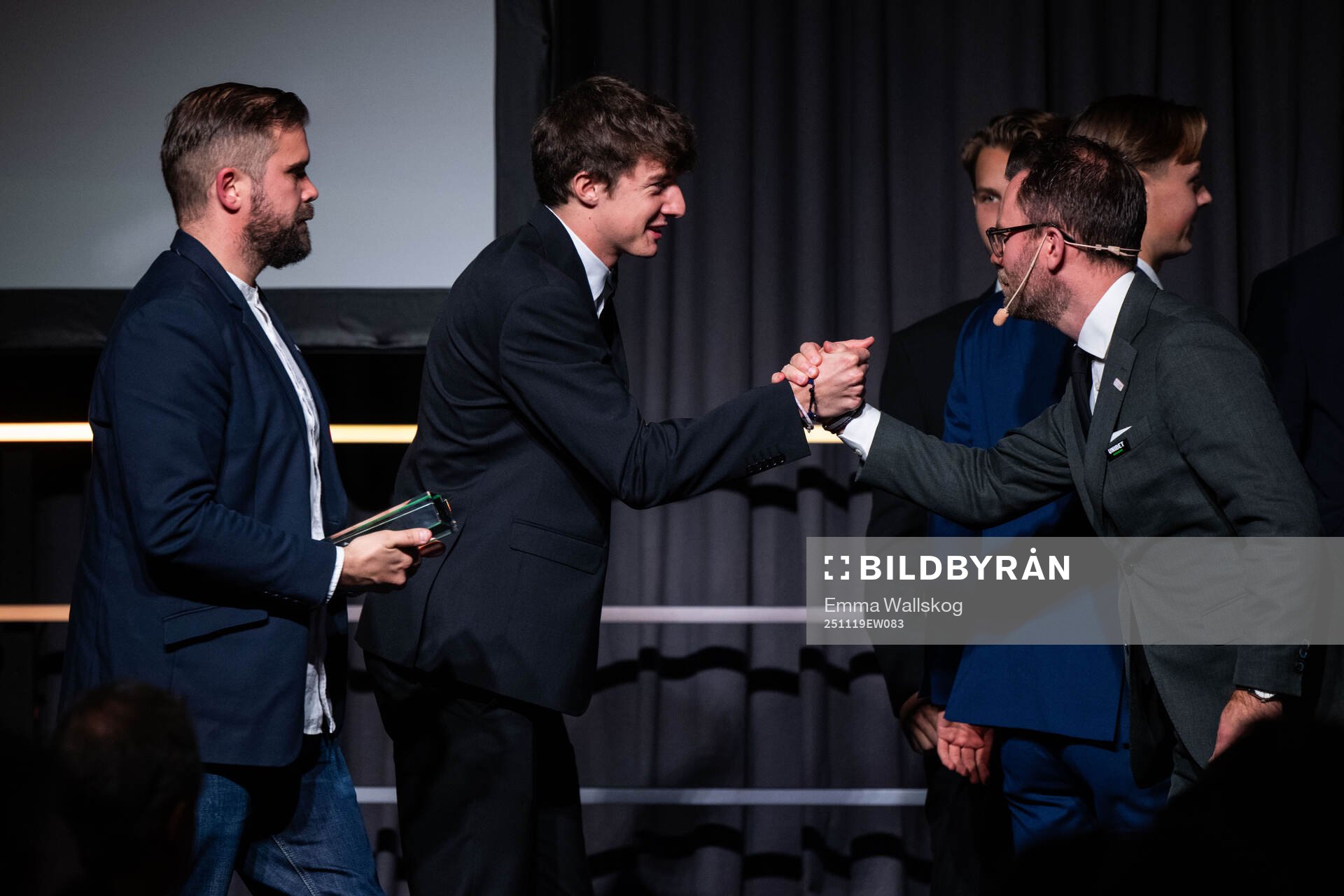 Sirius Finlay Neat tar emot pris för årets