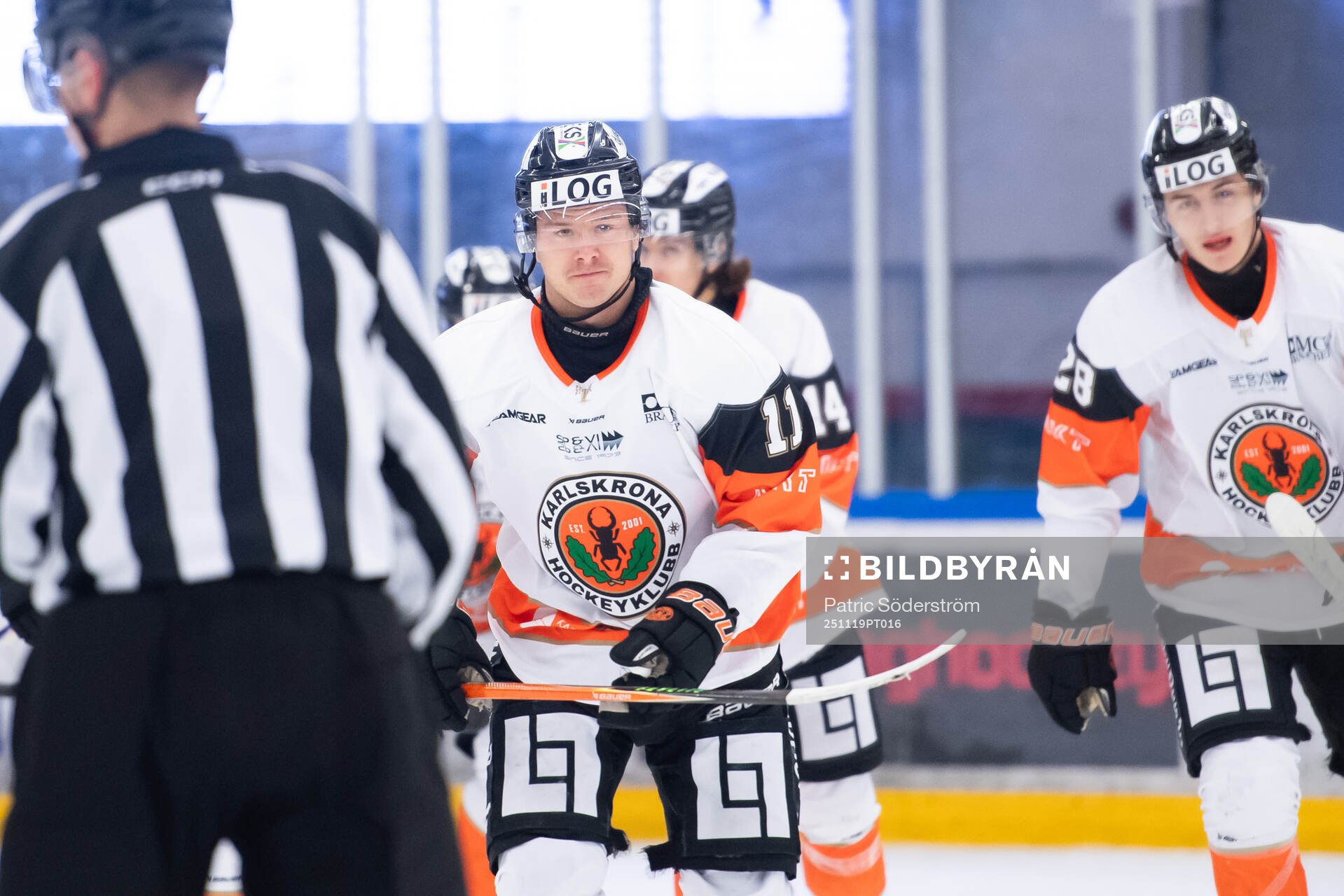 Karlskrona HKs Lukas Sjöblom jublar sitt 0-2 mål