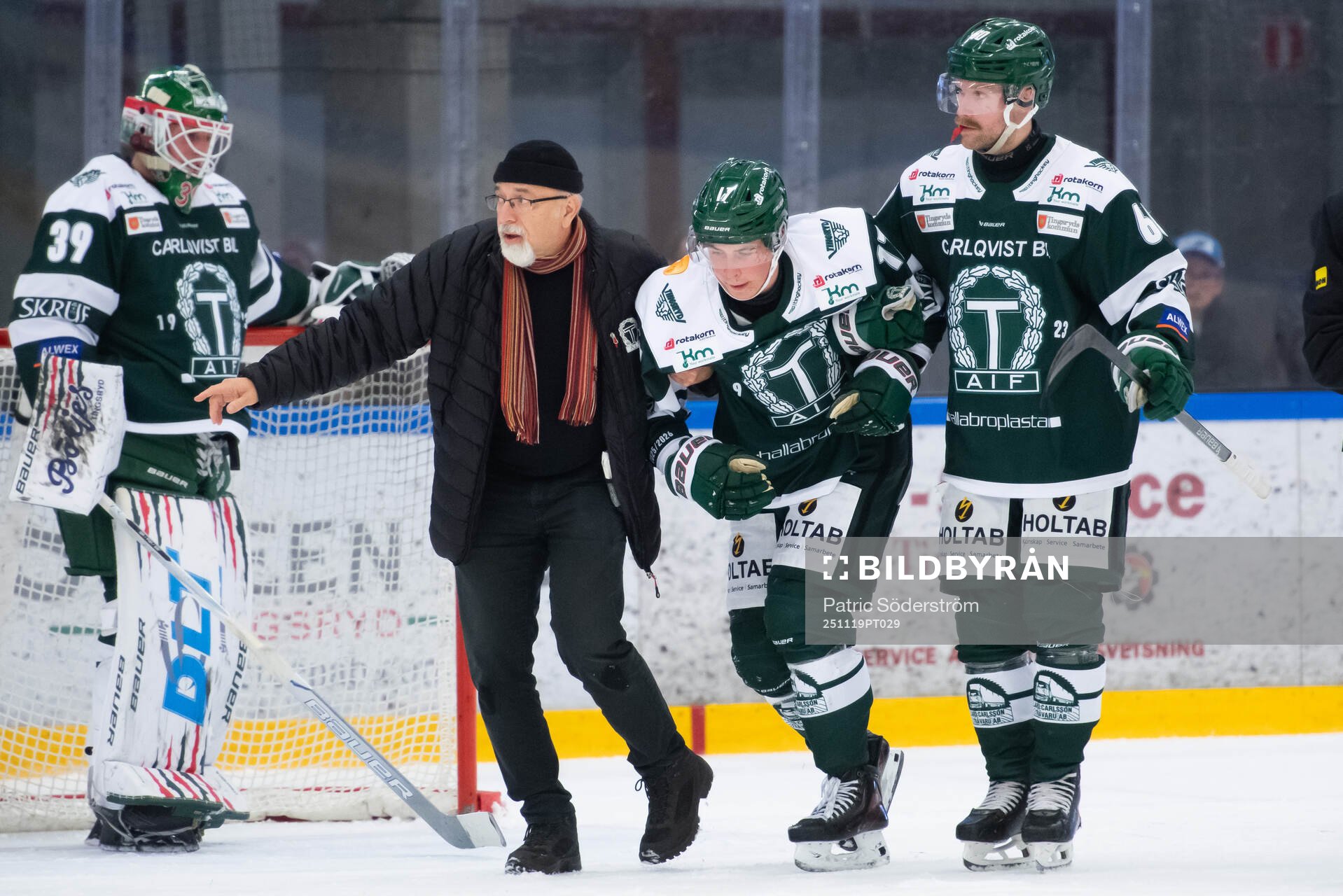 Tingsryds AIFs Laban Persson har ont och leds ut av Joachim